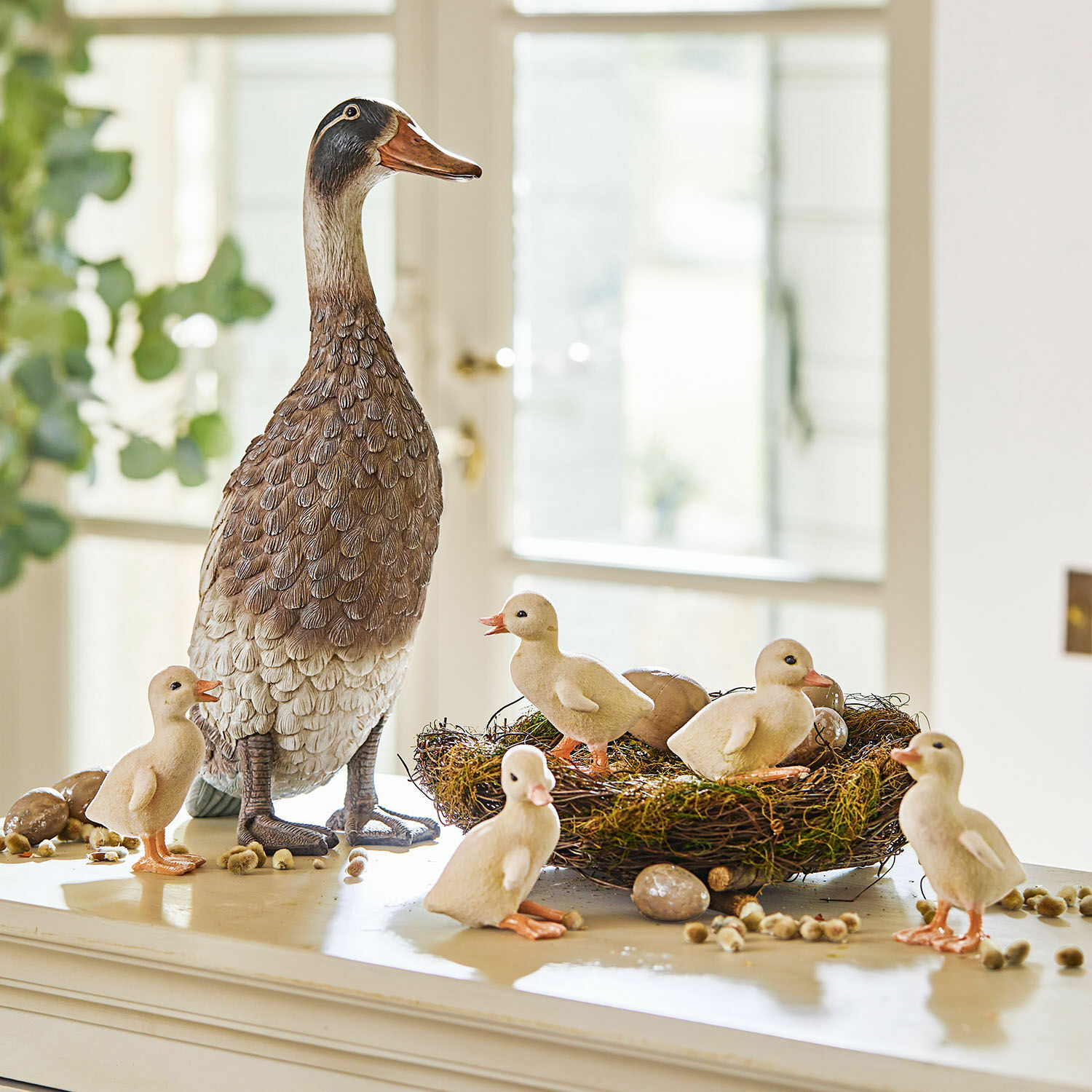 Ente und Küken 6er Set Levevre Dekorative braune Entenfigur mit fünf kleinen Küken und Nest mit Eiern als Deko