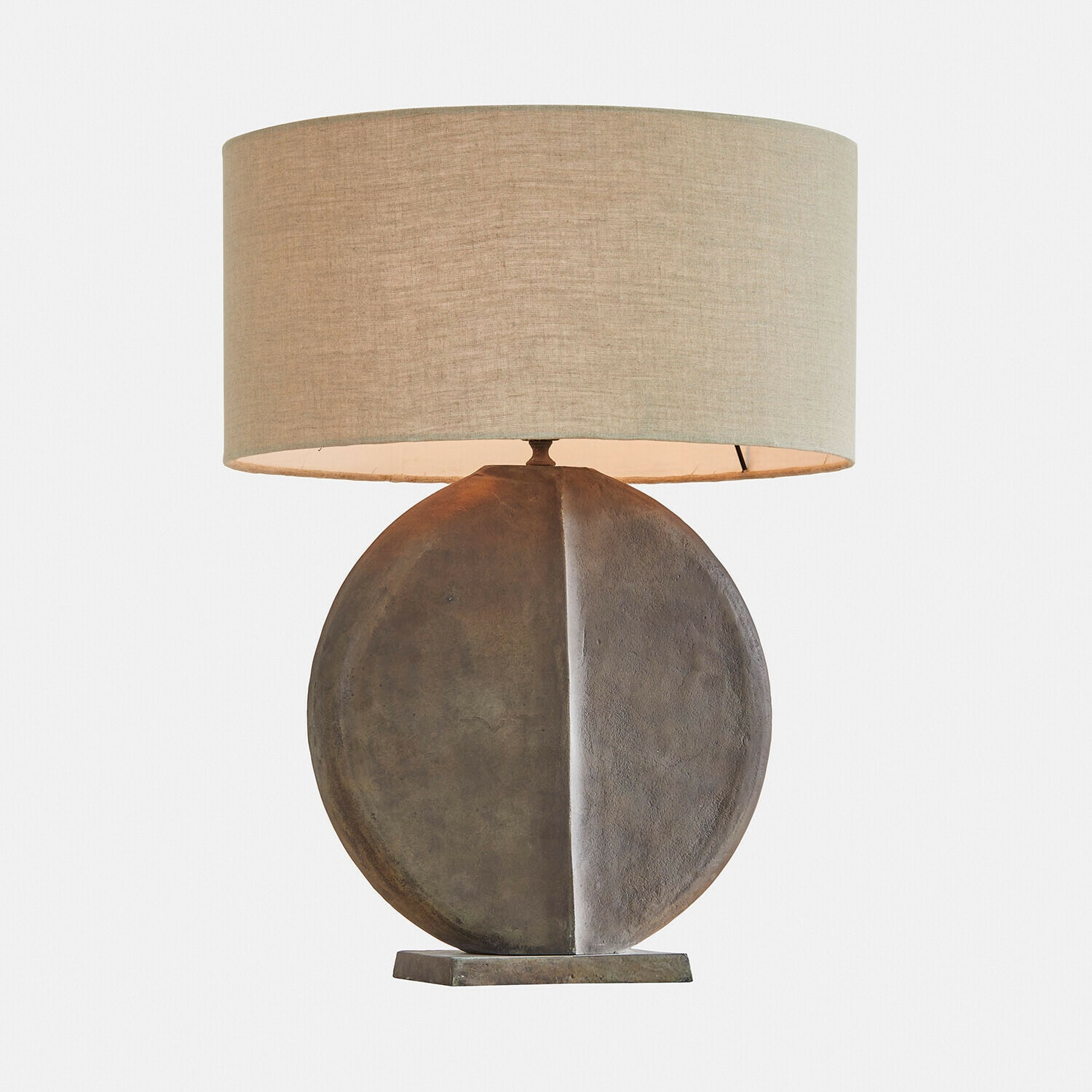 Tischlampe Calverna Tischlampe mit runder Metallbasis in Braun und beigem Lampenschirm für Wohnraumbeleuchtung