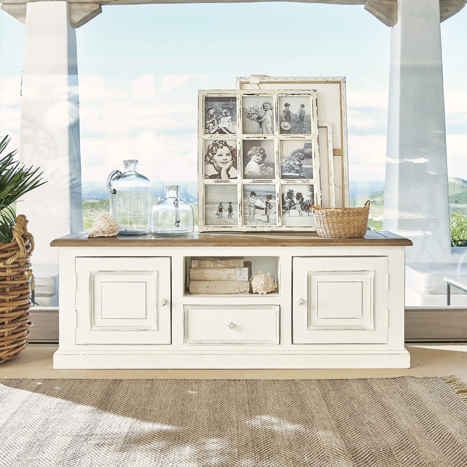 Sideboard Cogolin Weiße Holzkommode mit Schublade und Türen, dekoriert mit Glasflaschen und Vintage-Fotorahmen