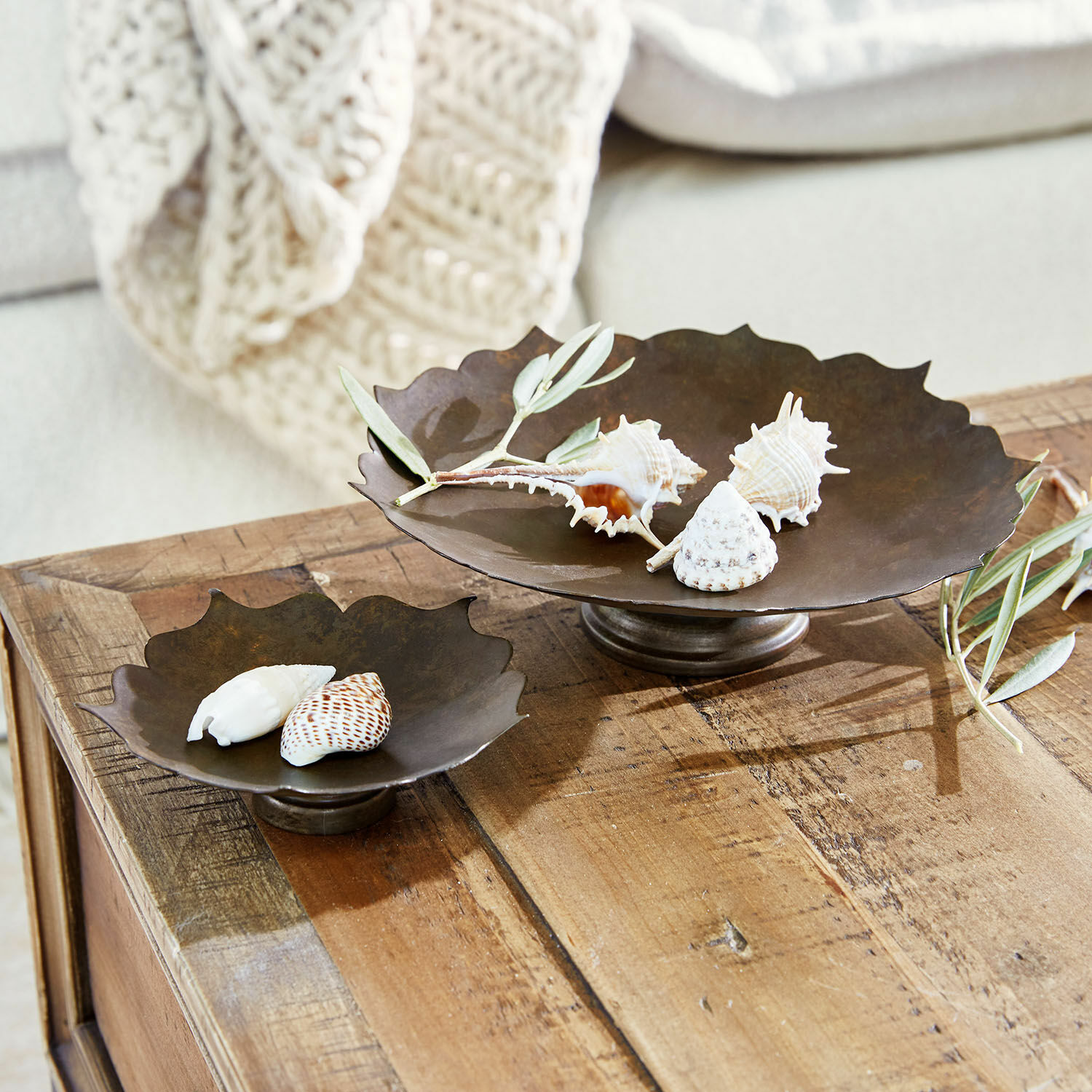 Deko-Schale 2er Set Viverto Zwei dekorative braune Metall-Schalen auf Holztisch mit Muscheln und Zweigen als Deko