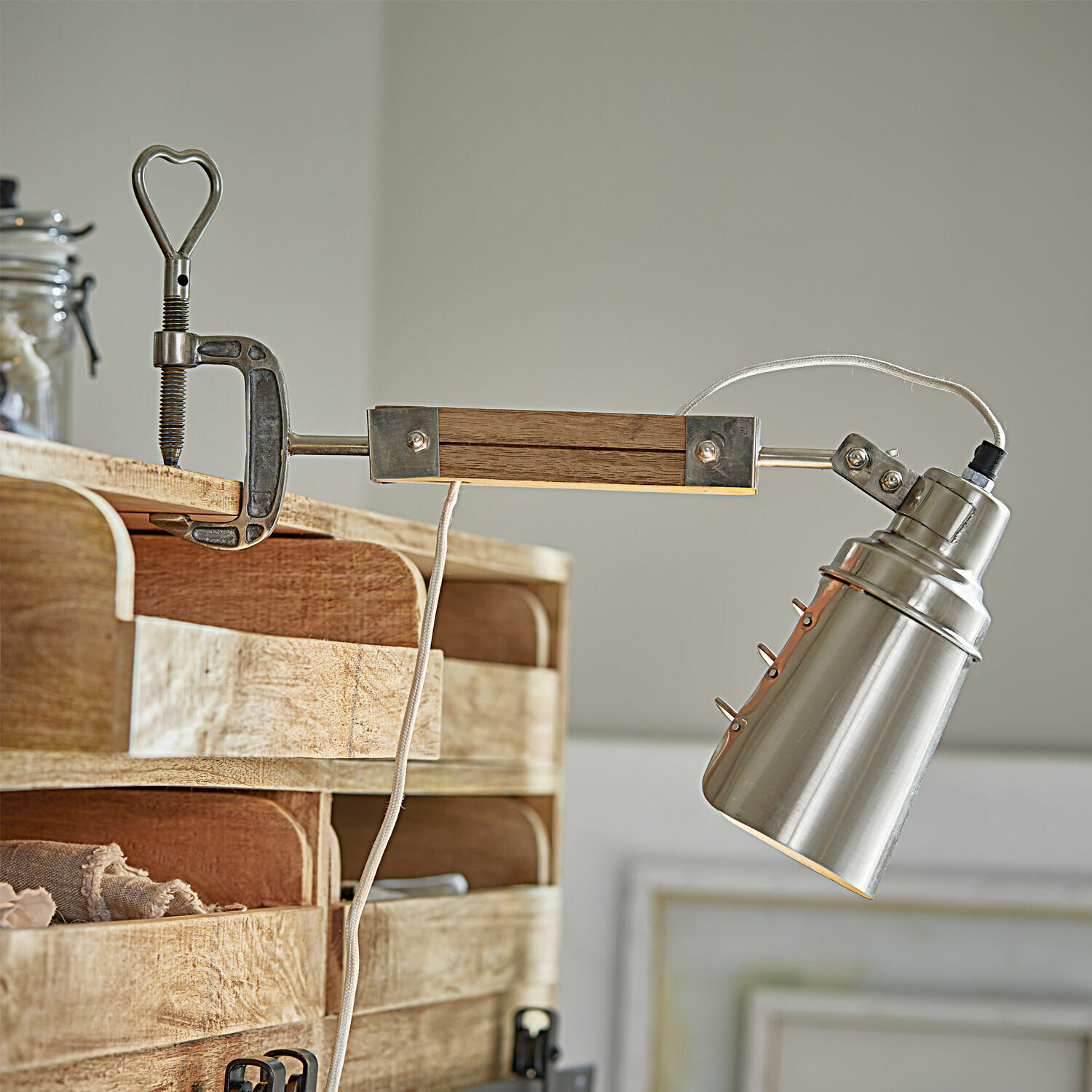 Klemmlampe Lewiston Metalllampe mit Klammer und Holzarm im Vintage-Stil zum Befestigen an Möbeln