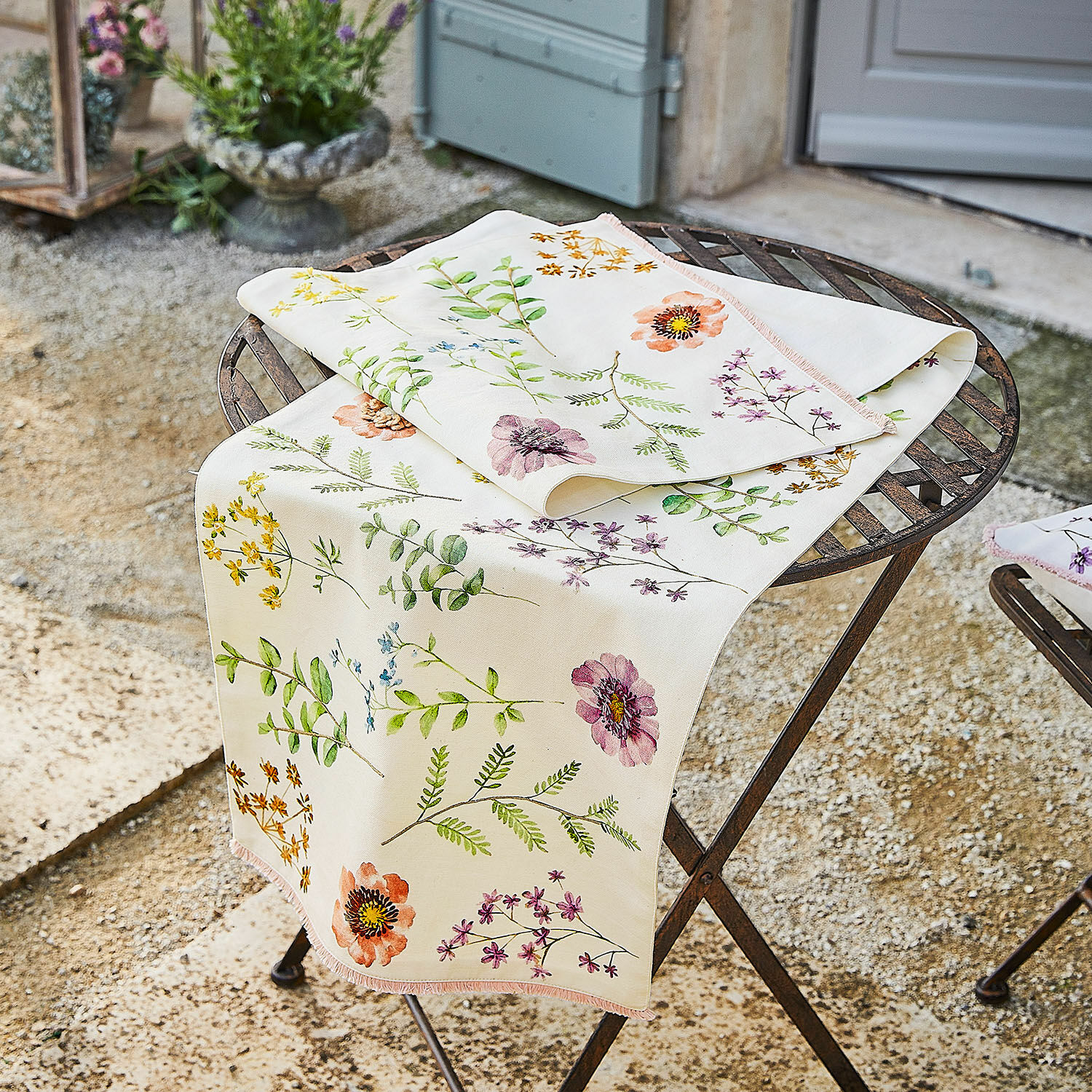Tischläufer Fahzoura Tischläufer aus Baumwolle in Creme mit buntem Blumenmuster für stilvolle Wohnraumdekoration