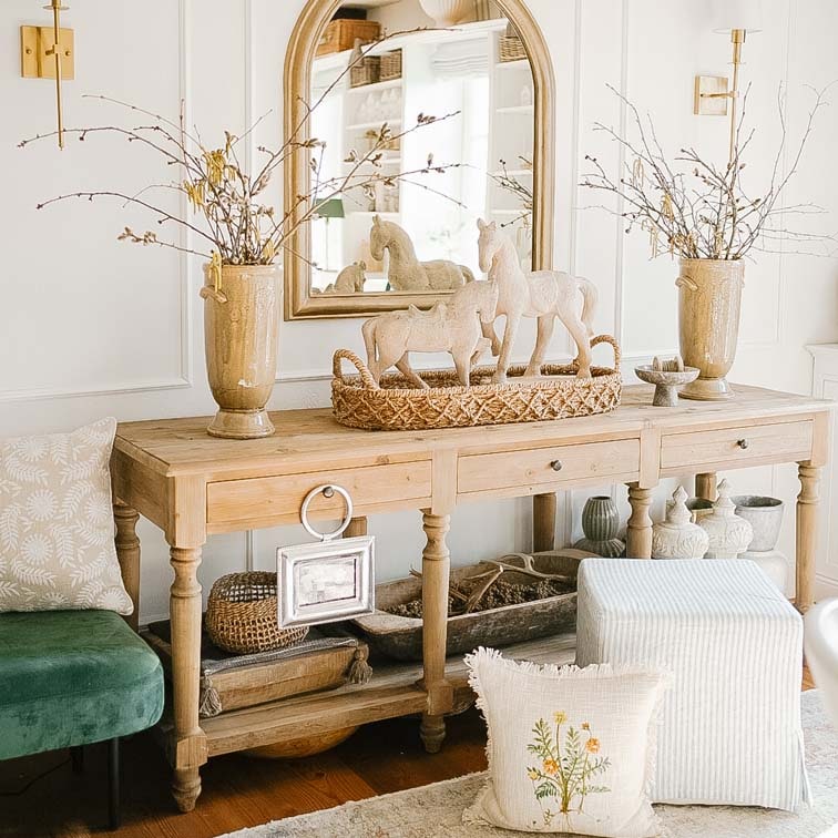 Heller Holztisch mit Keramik- und Korbdekorationen in natürlichem, gemütlichem Wohnzimmer