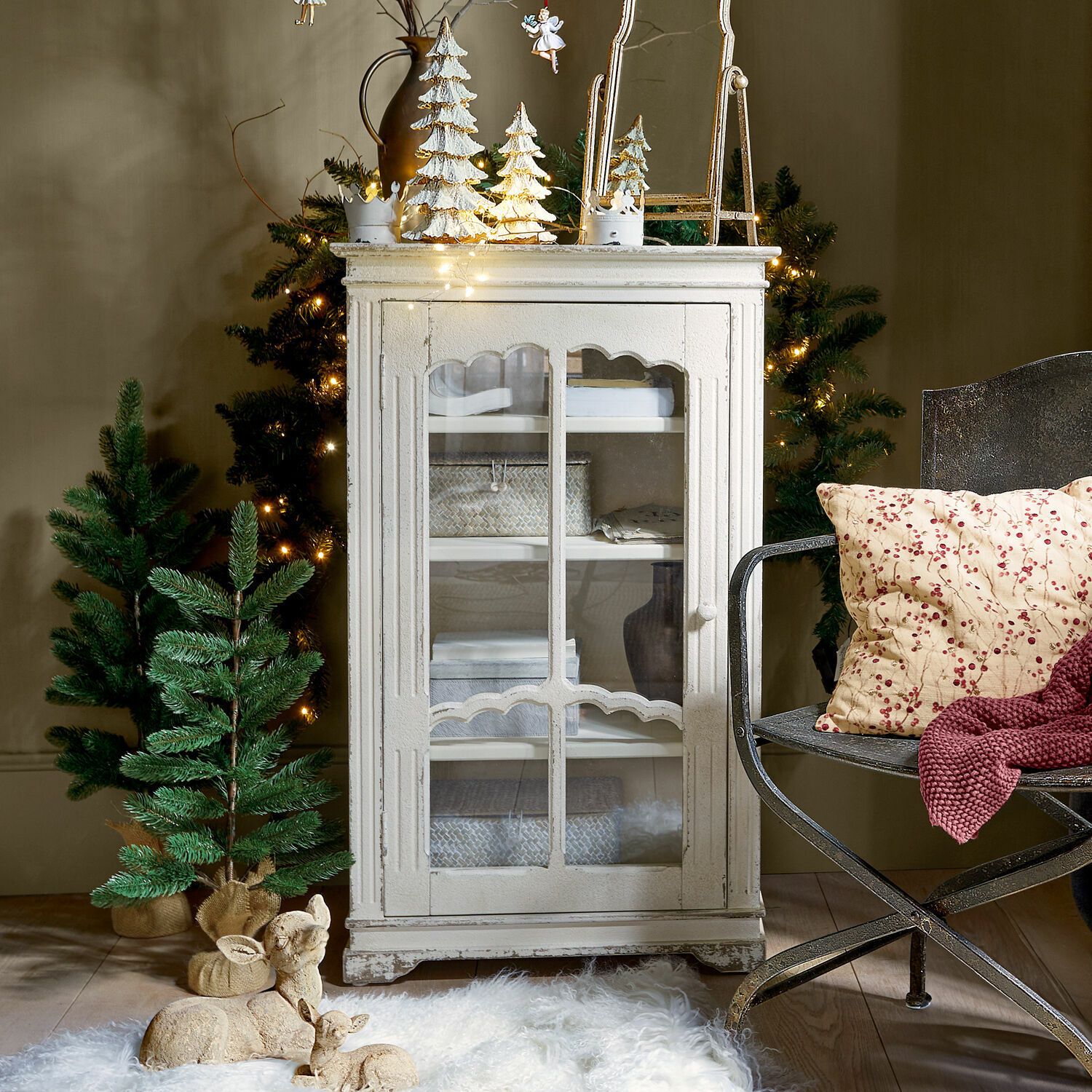 Schrank Querisette Weiße Holzvitrine im Vintage-Stil mit Glastür, Weihnachtsdekoration und grünen Tannenbäumen