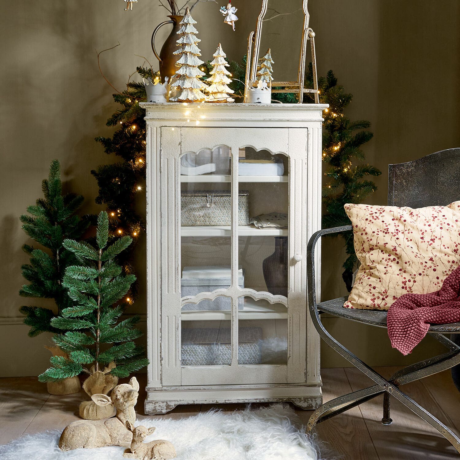 Schrank Querisette Weiße Holzvitrine im Vintage-Stil mit Glastür, Weihnachtsdekoration und grünen Tannenbäumen