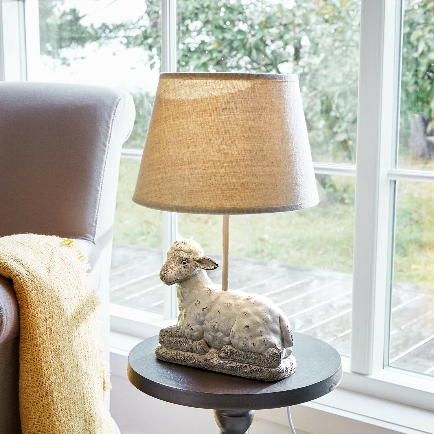 Tischlampe mit beigem Lampenschirm und Schaf-Figur aus dekorativem Steinmaterial