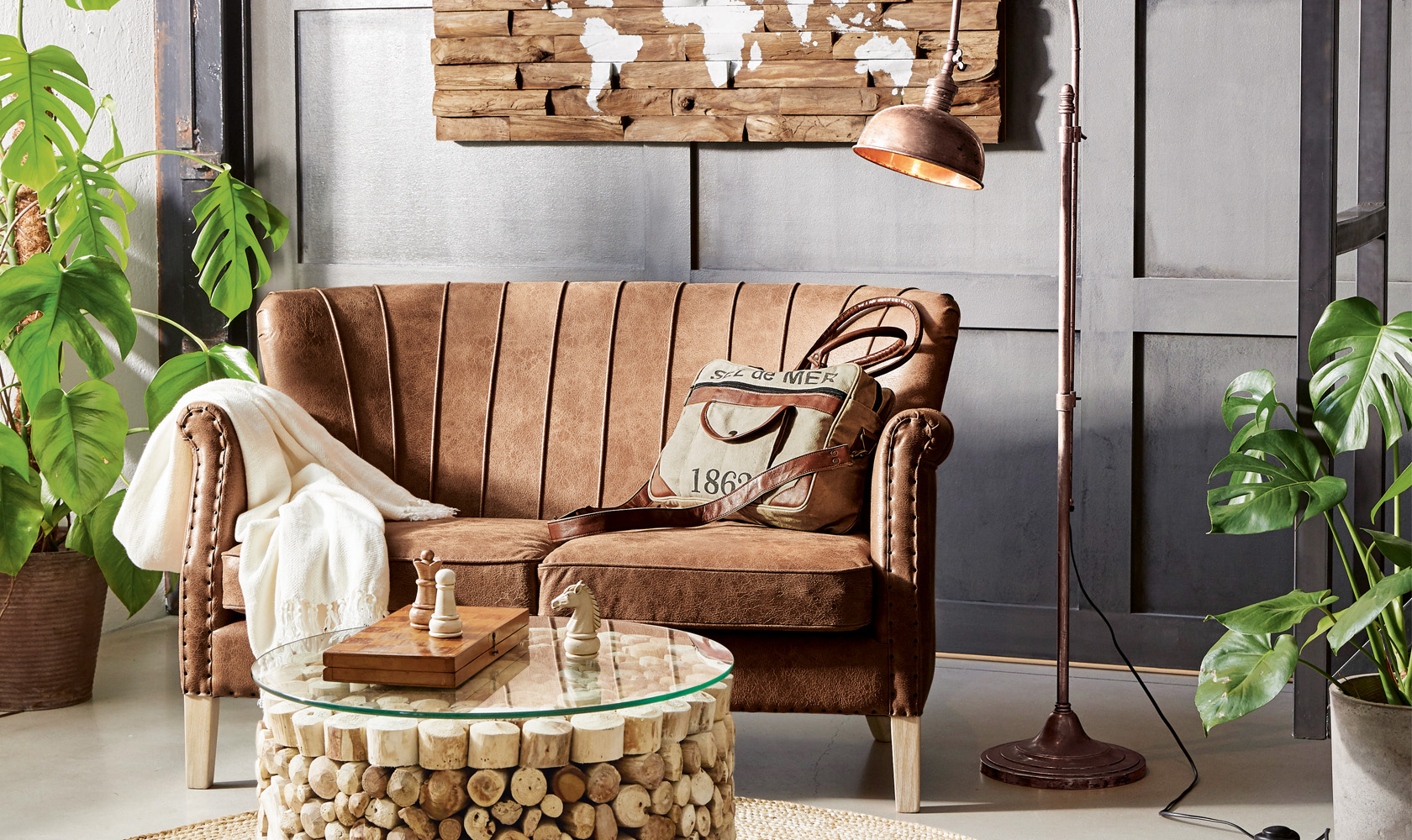 Braunes Vintage-Ledersofa mit cremefarbener Decke und Holz-Couchtisch mit Schachspiel im Wohnzimmer
