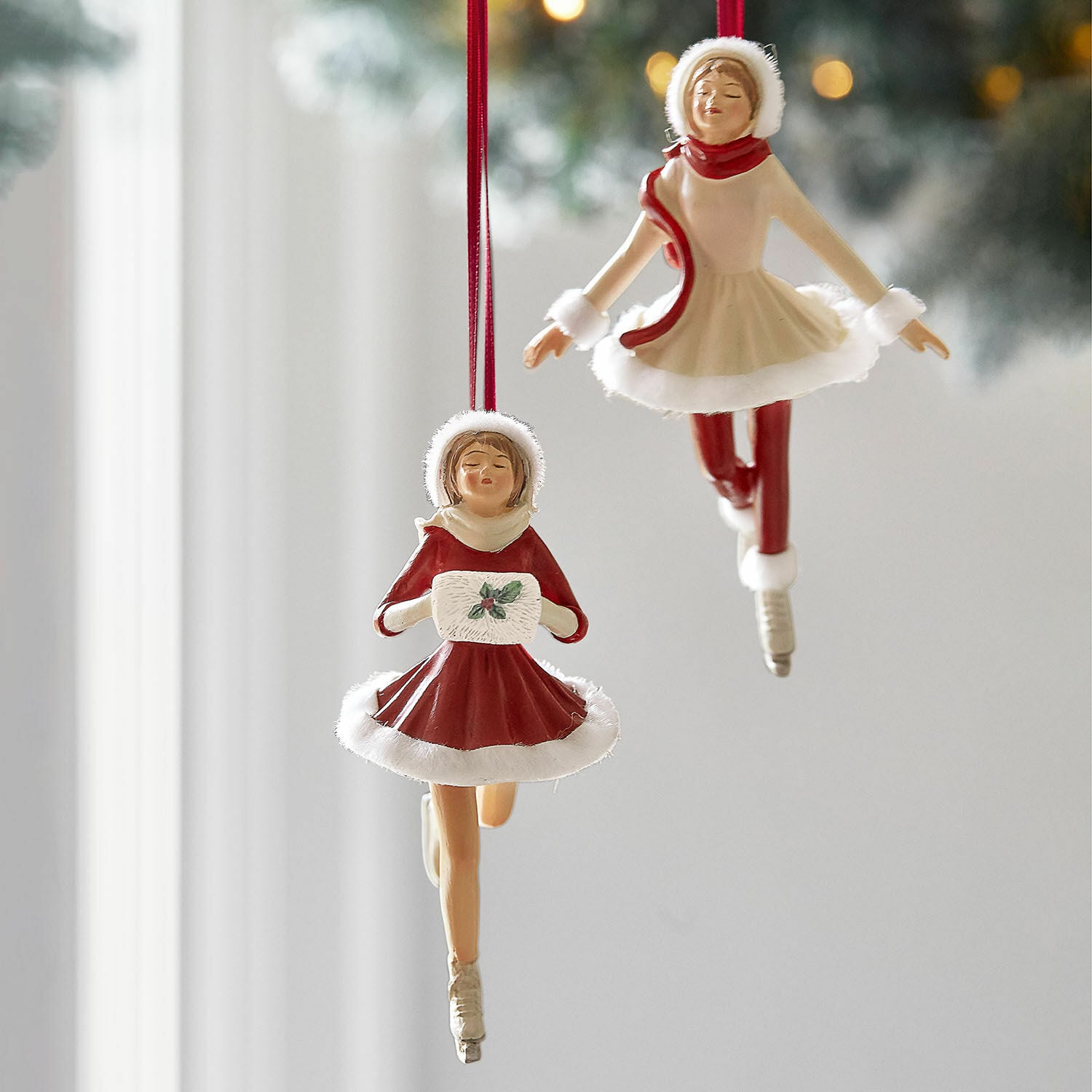 Anhänger 2er Set Sylphelle Weihnachtsschmuck mit Eisläufer-Figuren in roten und cremefarbenen Kleidern mit Fellbesatz