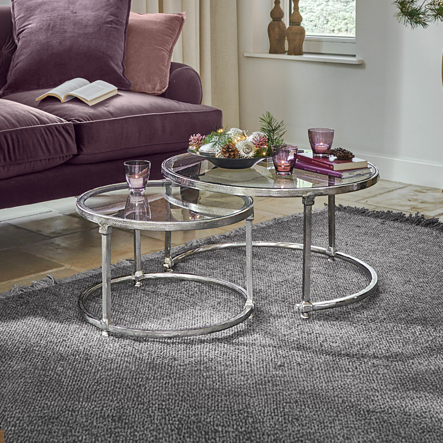 Couchtisch 2er Set Kabala Zweier-Set runder Couchtische mit Metallrahmen und Glasplatte auf grauem Teppich