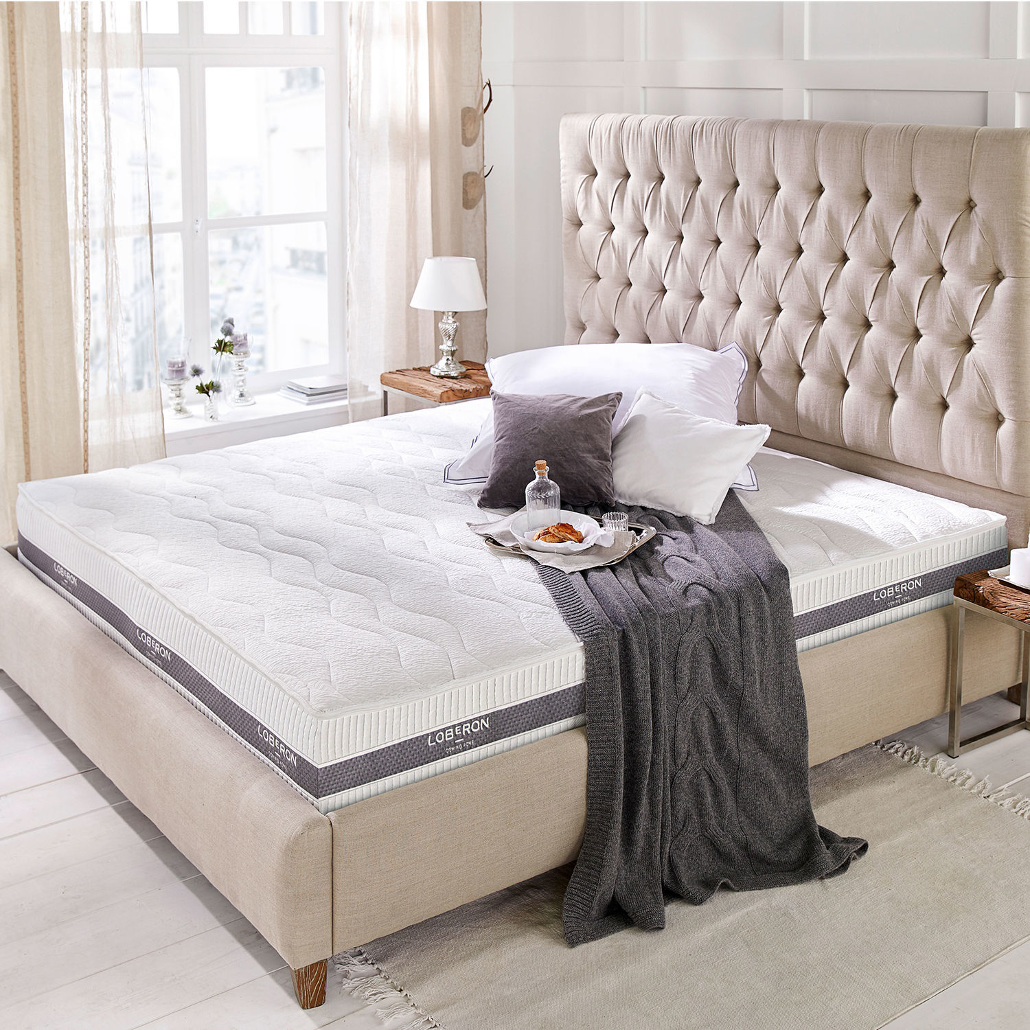 Matratze 180x200 Turim Moderner weißer Schaummatratze auf beigem Bett mit gesteppter Kopfteil und grauer Decke