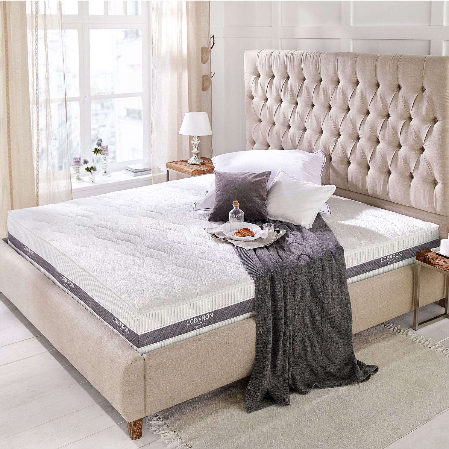Matratze 180x200 Turim Moderner weißer Schaummatratze auf beigem Bett mit gesteppter Kopfteil und grauer Decke