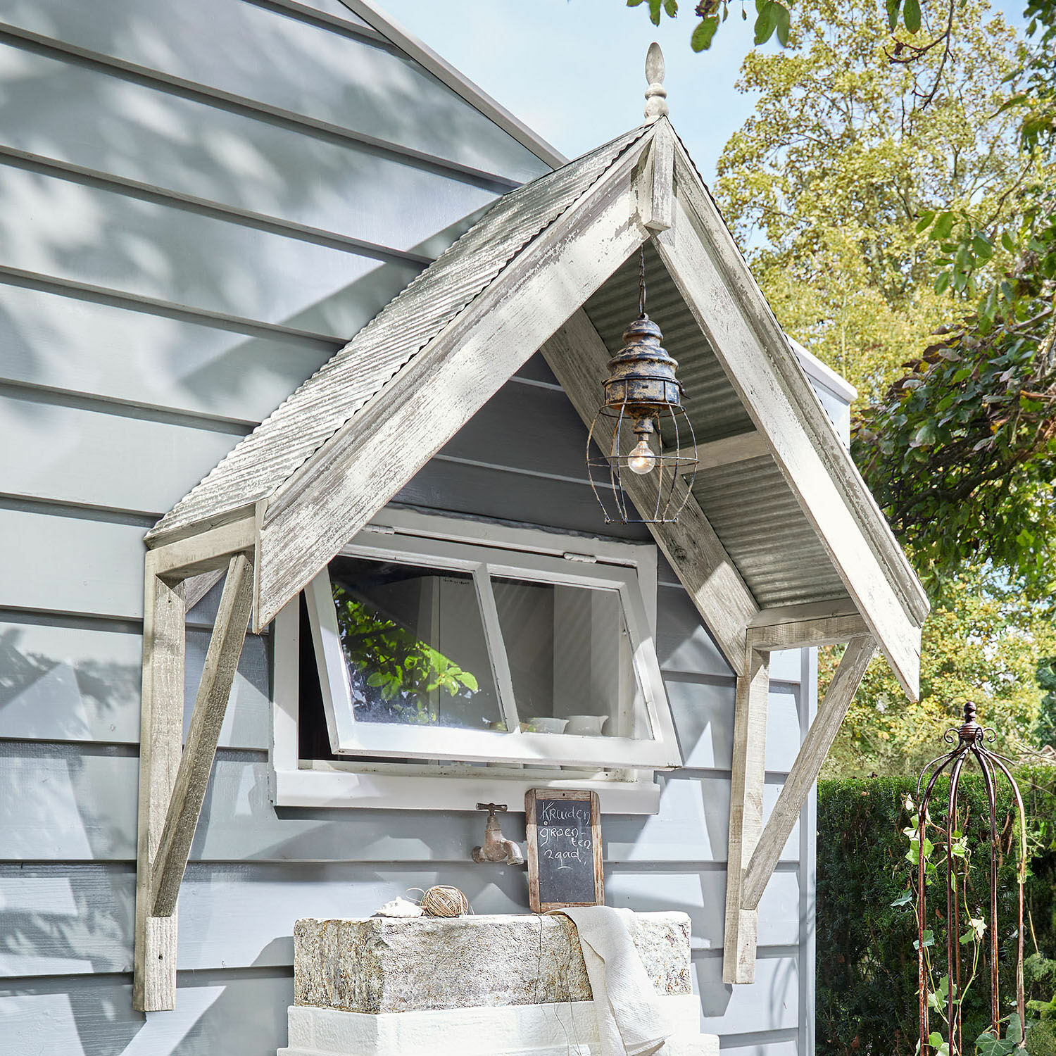 Vordach Xélanique Rustikaler weißer Holzvordach über Fenster mit Lampe und Gartenwasserhahn