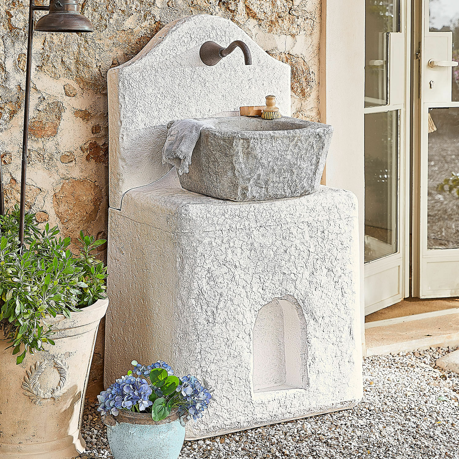 Brunnen Pisticci Weißer Steingarten-Waschbecken mit grauer Schale und Metallarmatur, Terrassendekor mit Pflanzen