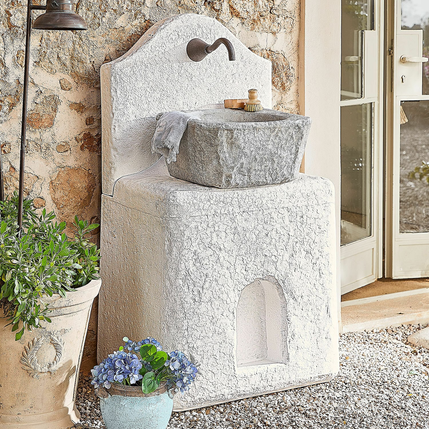 Brunnen Pisticci Weißer Steingarten-Waschbecken mit grauer Schale und Metallarmatur, Terrassendekor mit Pflanzen