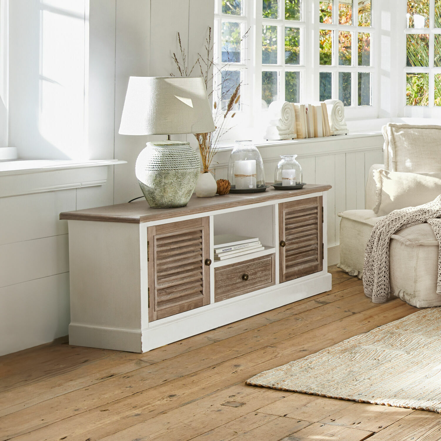 Sideboard Glencoe Rustikaler Holzschrank mit weißem Rahmen und braunen Türen, Lampe und Dekorationen auf der Ablage