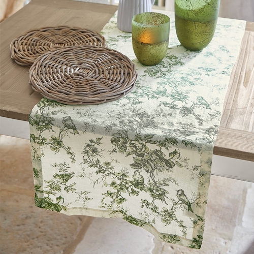 Tischläufer in Creme mit grünem Pflanzenmuster, Dekoration mit Rattansets und grünen Gläsern