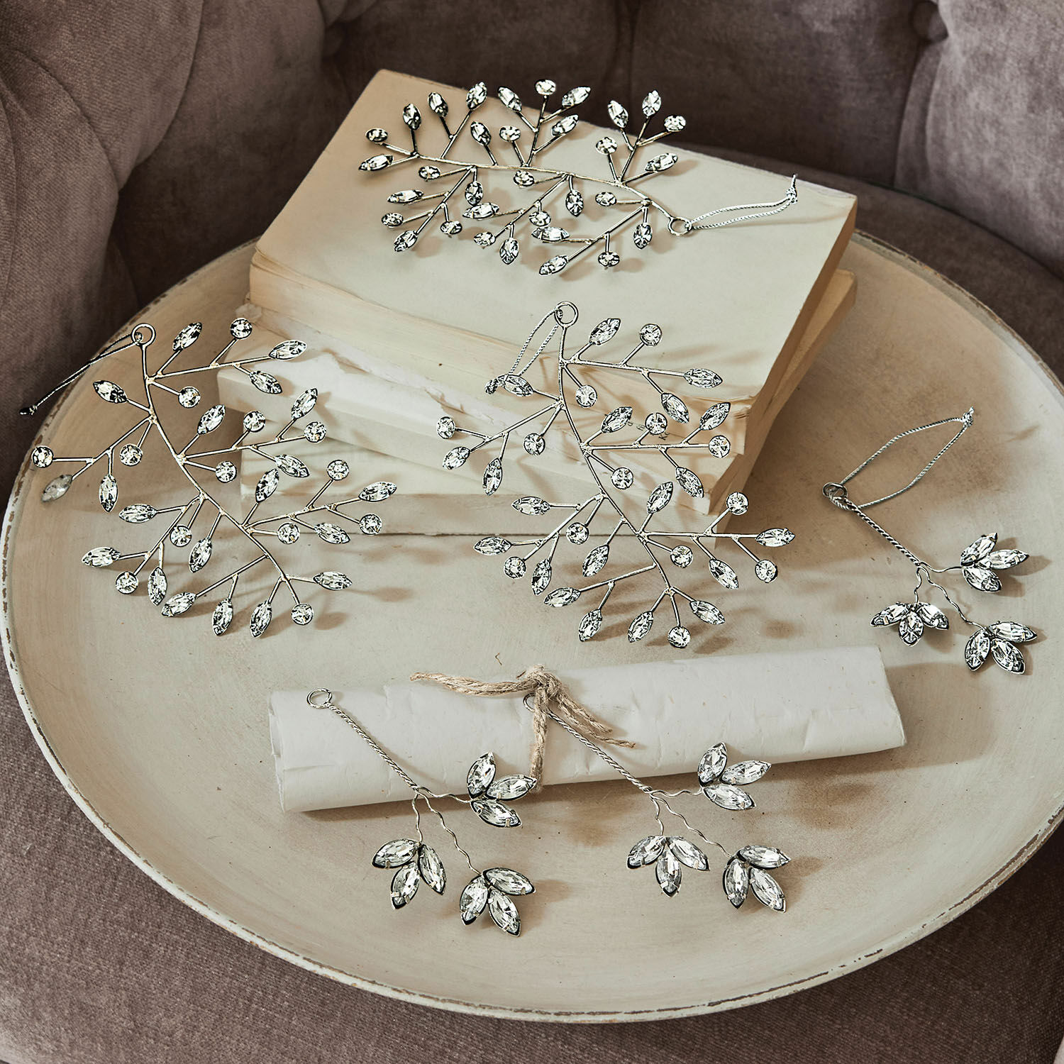 Weihnachtsschmuck 6er Set Eileen Dekorative silberne Zweige mit Kristallblättern auf beigem Teller, Tischdekoration