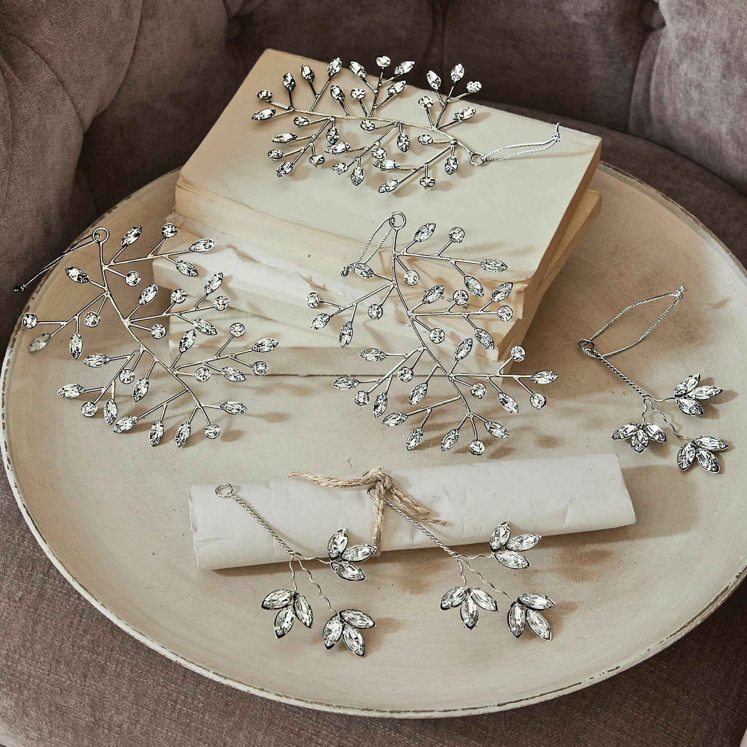 Weihnachtsschmuck 6er Set Eileen Dekorative silberne Zweige mit Kristallblättern auf beigem Teller, Tischdekoration