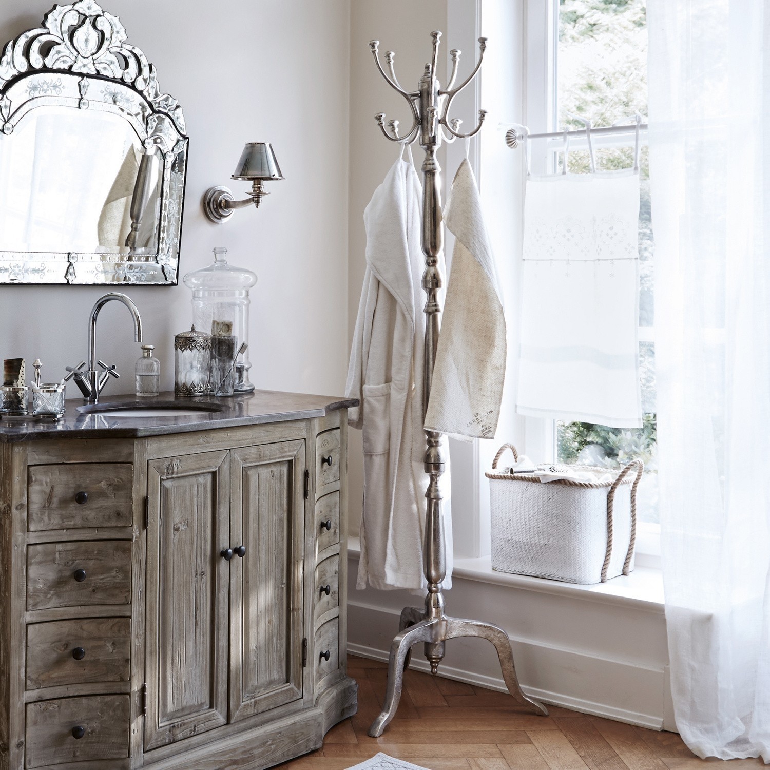 Garderobenständer Hector Elegantes Badezimmer mit Holzschrank, Metallgarderobe und dekorativem Spiegel in hellen Farben