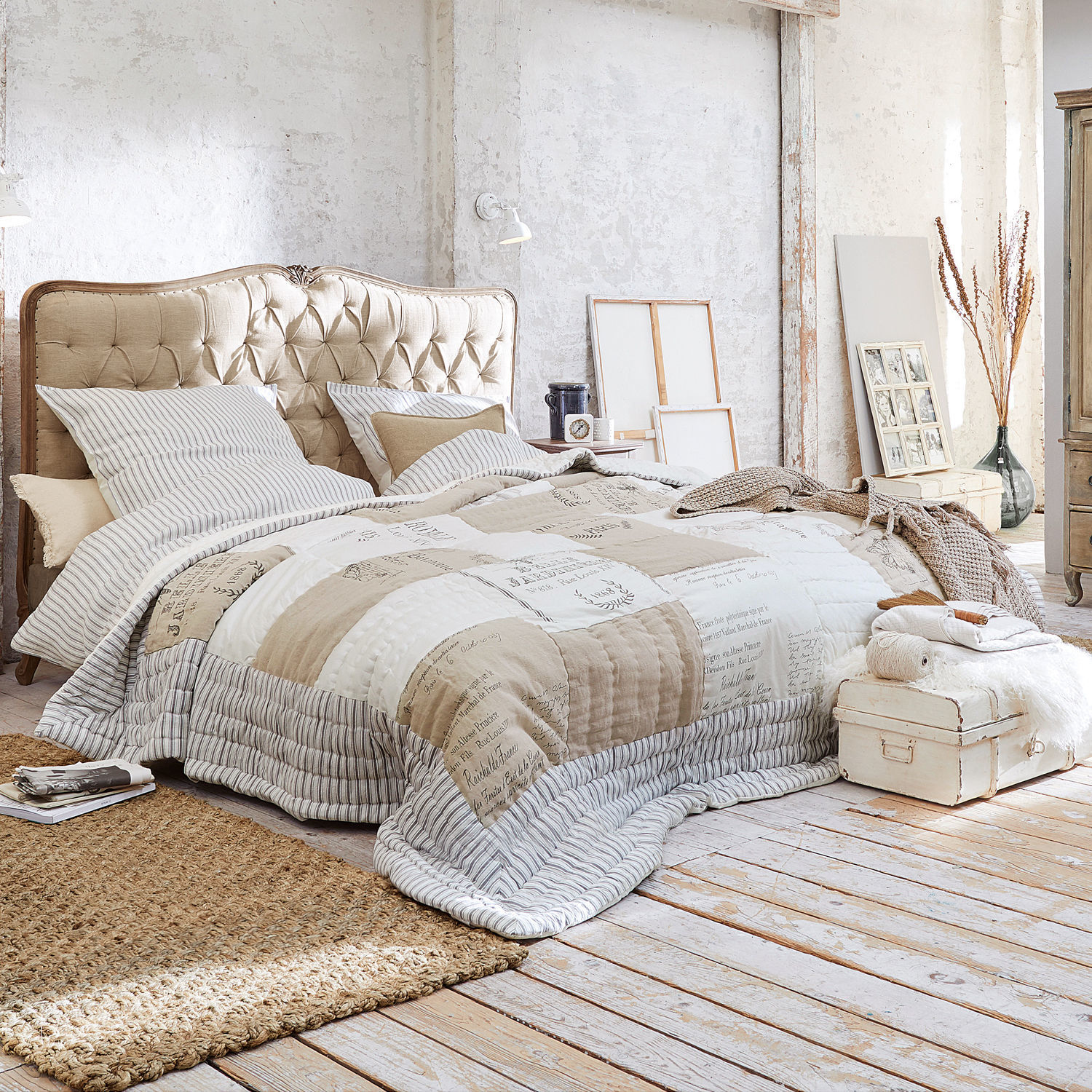 Quilt Framingham Gemütliches Schlafzimmer mit beigem, gepolstertem Kopfteil und Patchwork-Steppdecke in Naturtönen