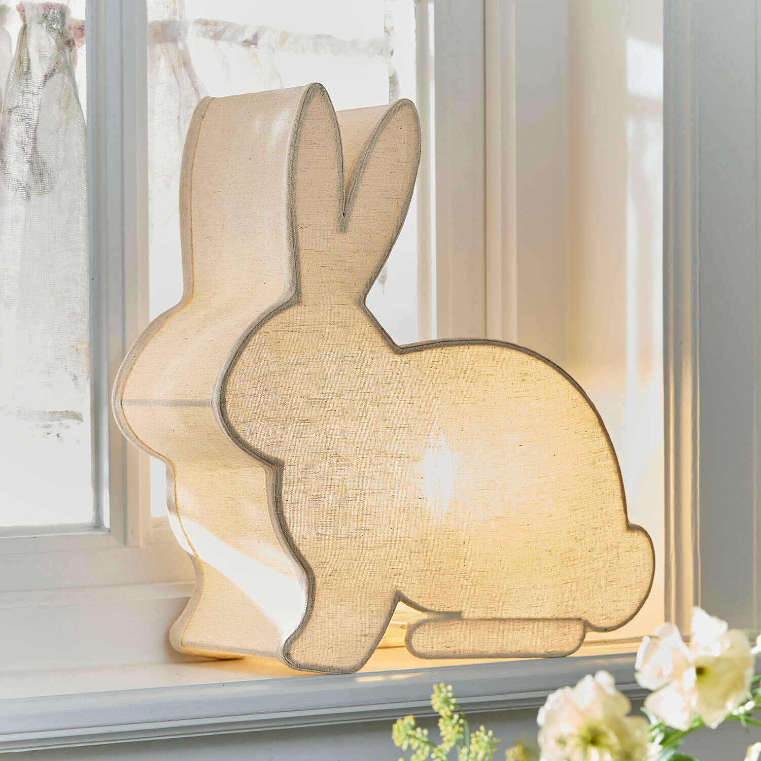Dekorative Hasenlampe aus hellem Stoff, ideal für stimmungsvolle Wohnraumgestaltung und Deko.