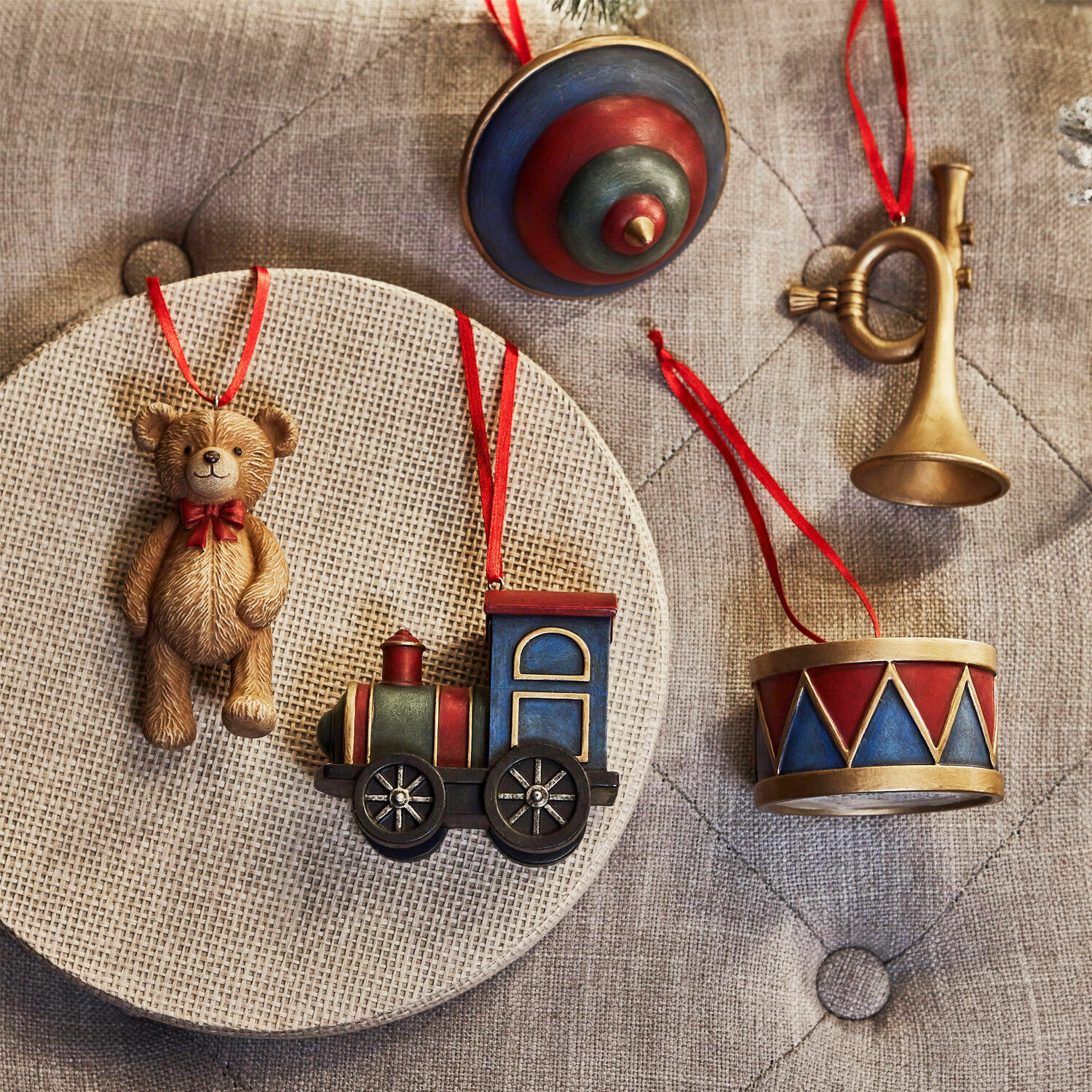 Set aus Weihnachtsanhängern mit Bär, Lokomotive, Trommel und Trompete in Rot und Blau