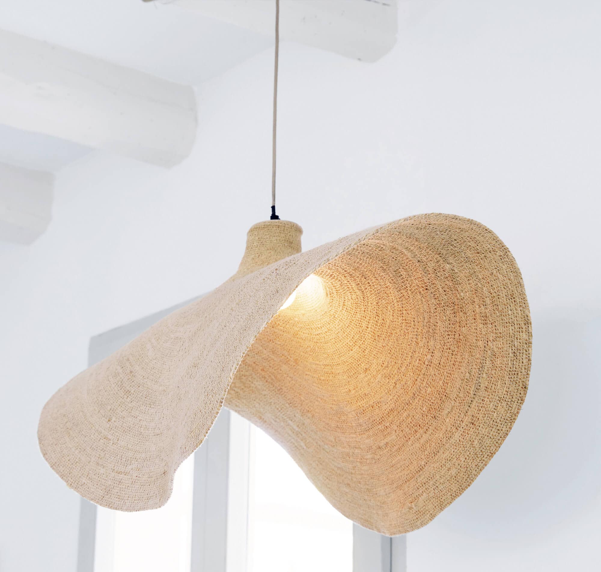 Hängelampe aus natürlichem beigem Material mit wellenförmigem Design für moderne Räume