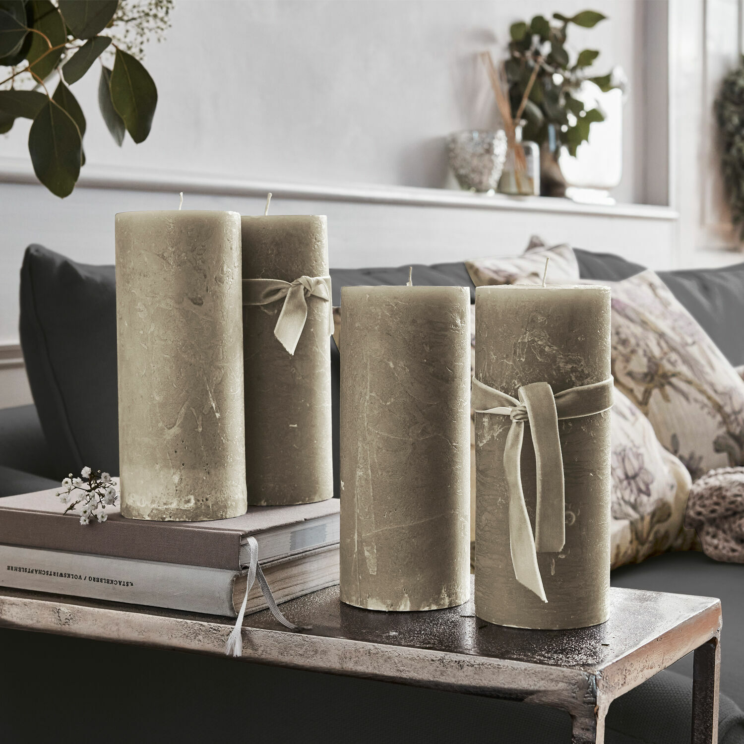 Kerze 4er Set Homel Vier beige dekorative Kerzen mit Bändern auf Metalltisch im Wohnzimmer