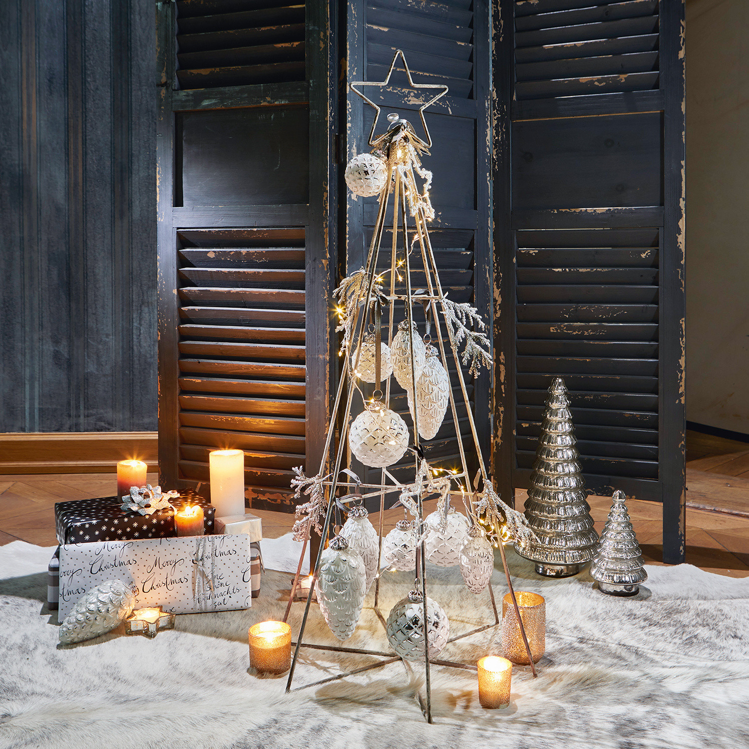 Deko-Baum Minstry Metall-Weihnachtsbaum mit weißen Kugeln und Lichterkette auf hellem Teppich, festliche Dekoration