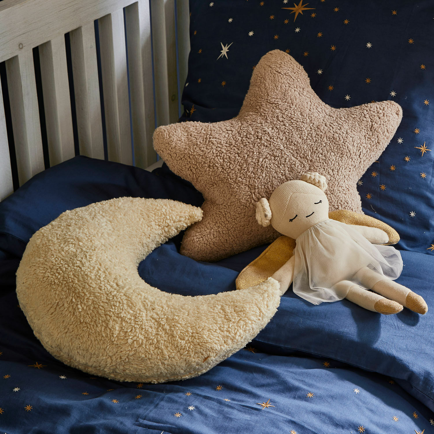 Kissen 2er Set Jollymoon Weiche Stern- und Mondkissen aus Plüsch auf dunkelblauer Bettwäsche mit Sternenmuster für Kinderzimmer