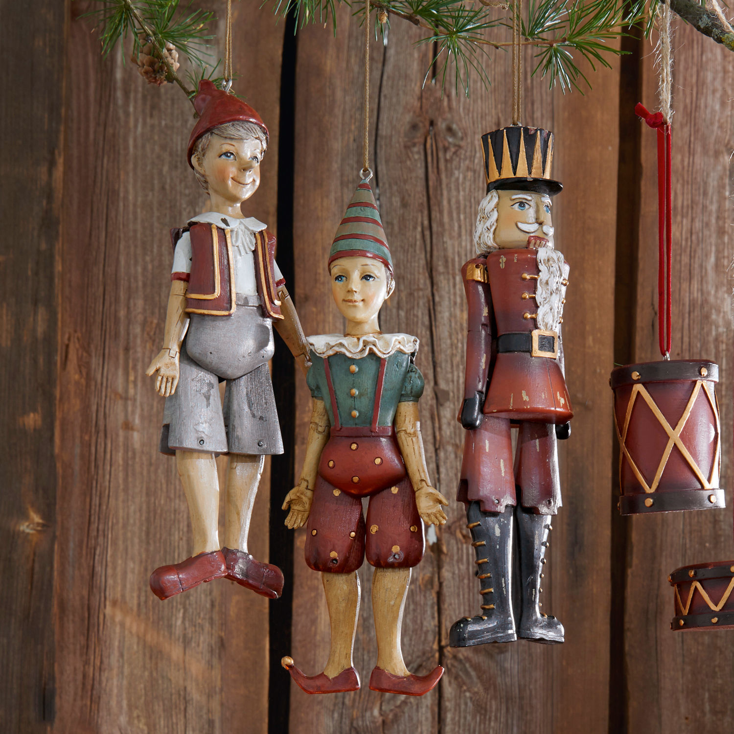 Figur 3er Set Udine Holzanhänger mit Weihnachtsfiguren und Trommeln in Rot und Grün als Deko