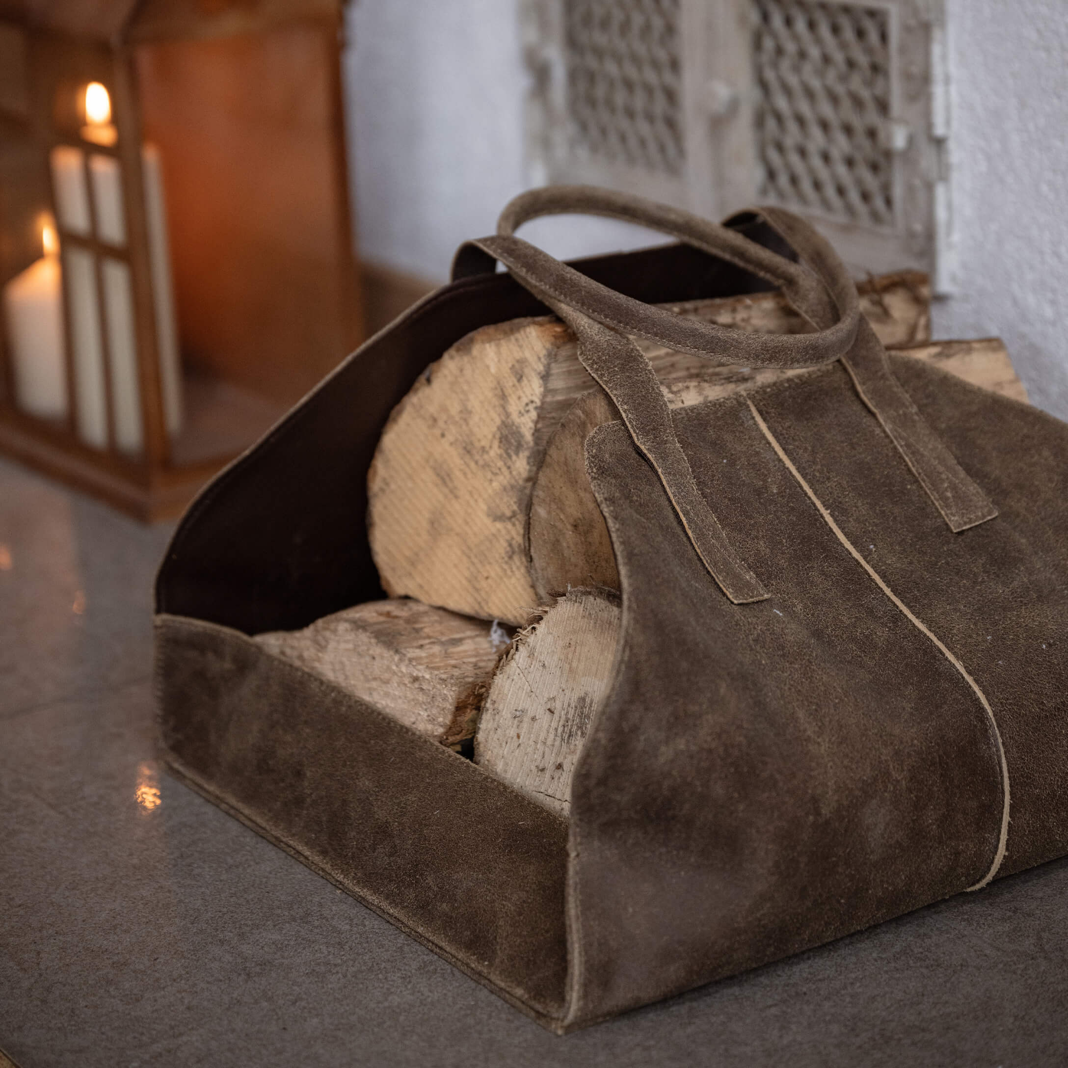 Brauner Wildleder-Holzkorb mit Griffen, praktisches Aufbewahrungszubehör für Kaminholz im Wohnraum