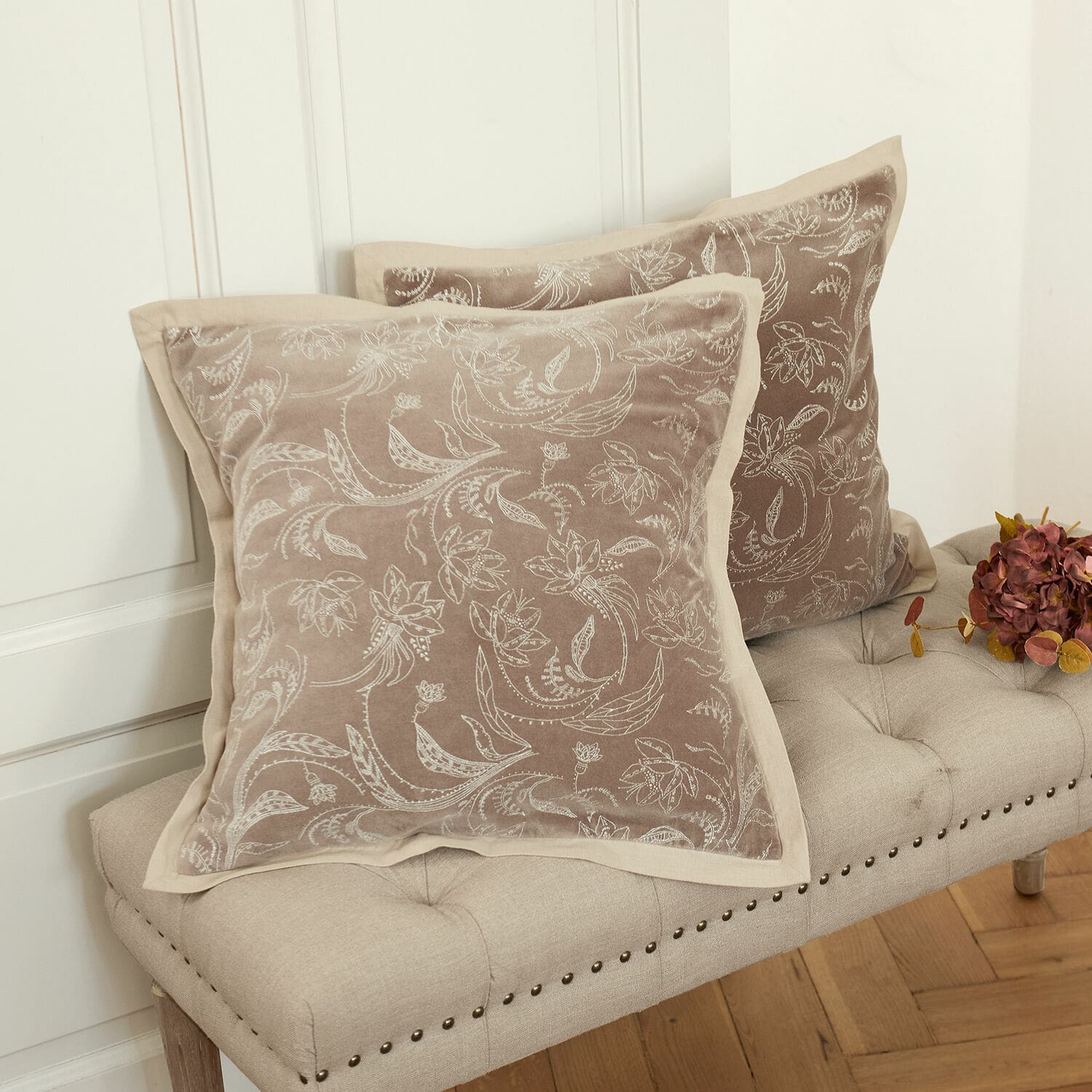 Kissenhülle 2er Set Olicianne Beige Dekokissen aus Samt mit floralem Muster, passend für Sofa oder Bank im Wohnbereich
