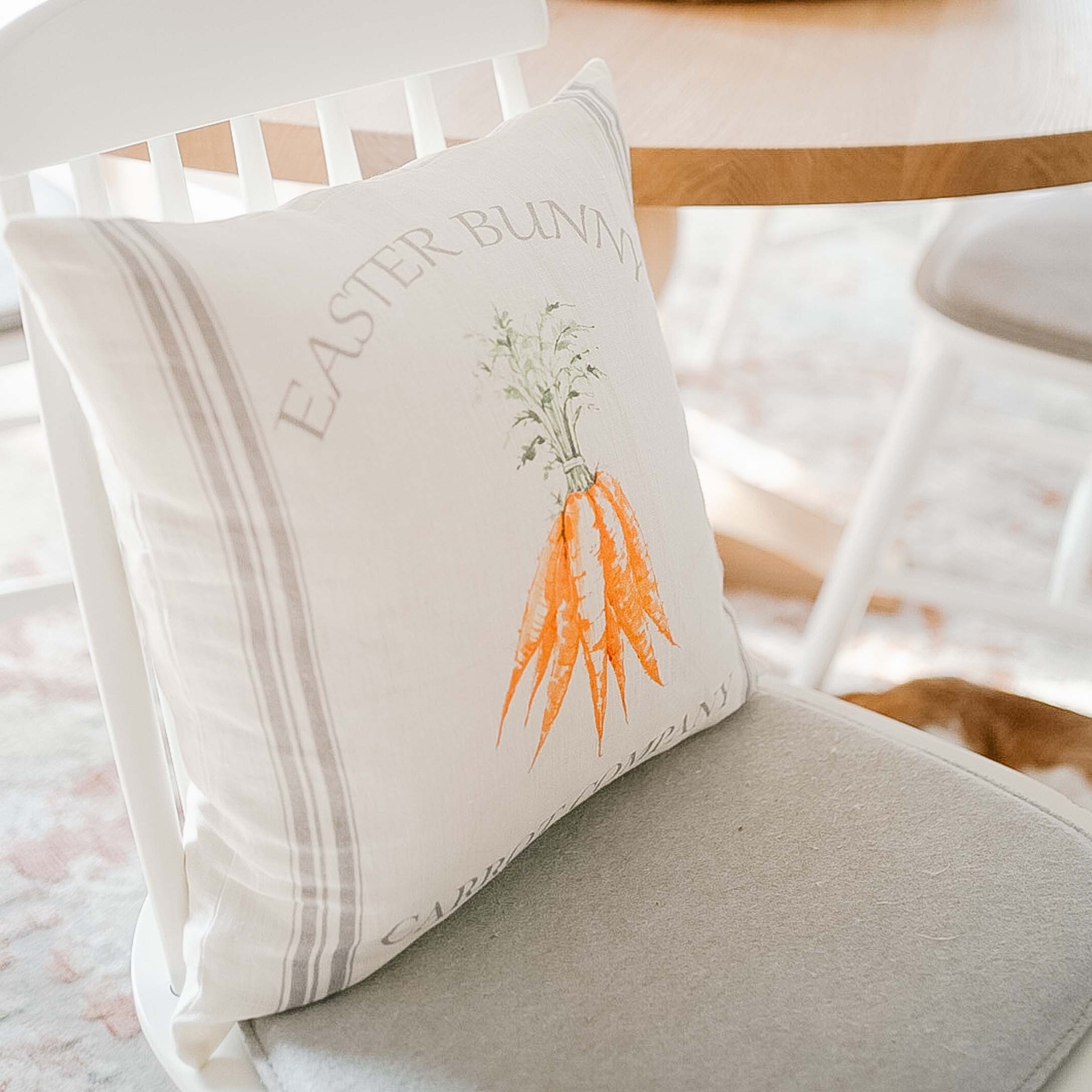 Weiße Baumwollkissen mit Karottenmotiv und Schriftzug Easter Bunny, frühlingshafte Wohnraumdekoration