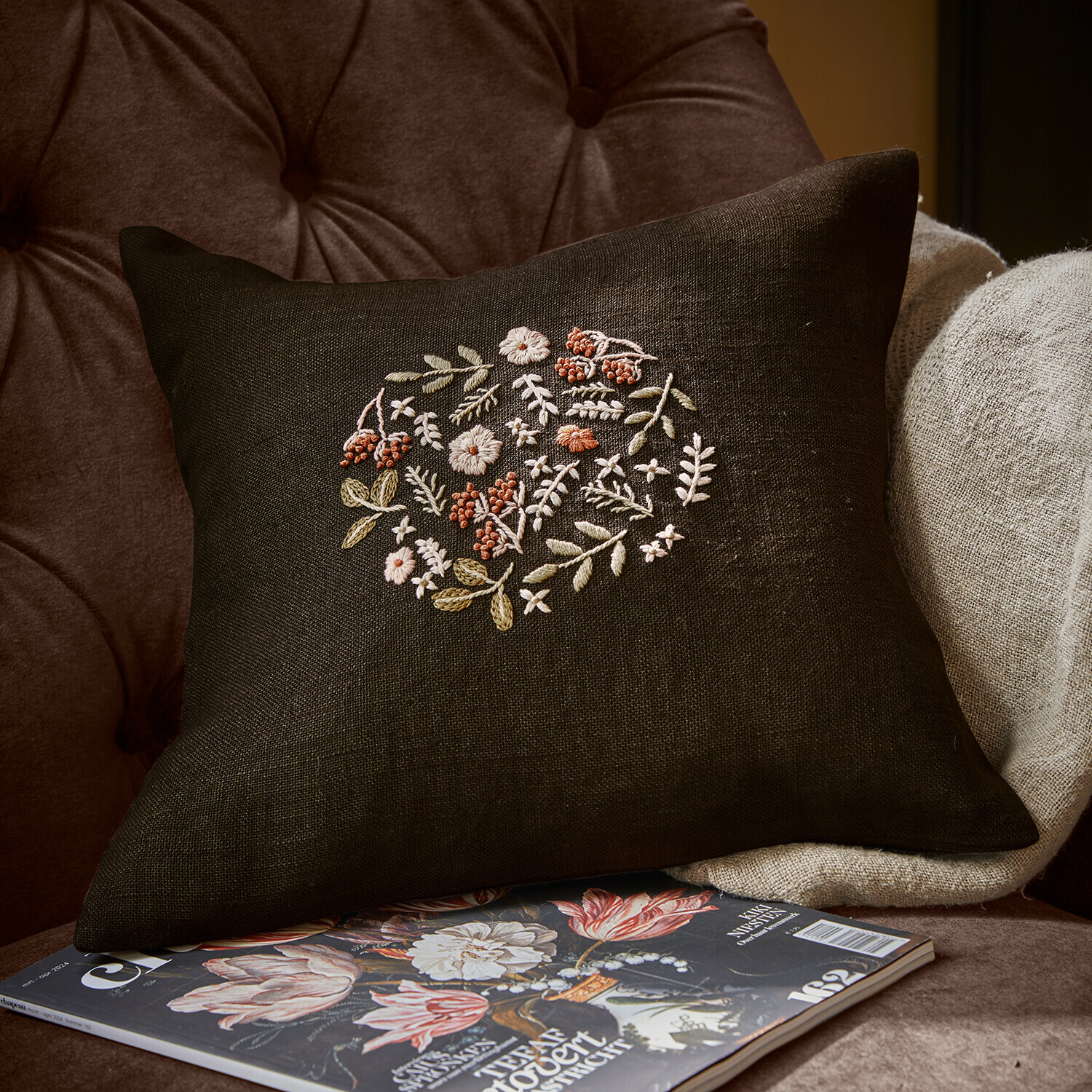 Kissenhülle Mireve Dunkelbraunes Leinenkissen mit floraler Stickerei, Wohnaccessoire und Heimtextilien