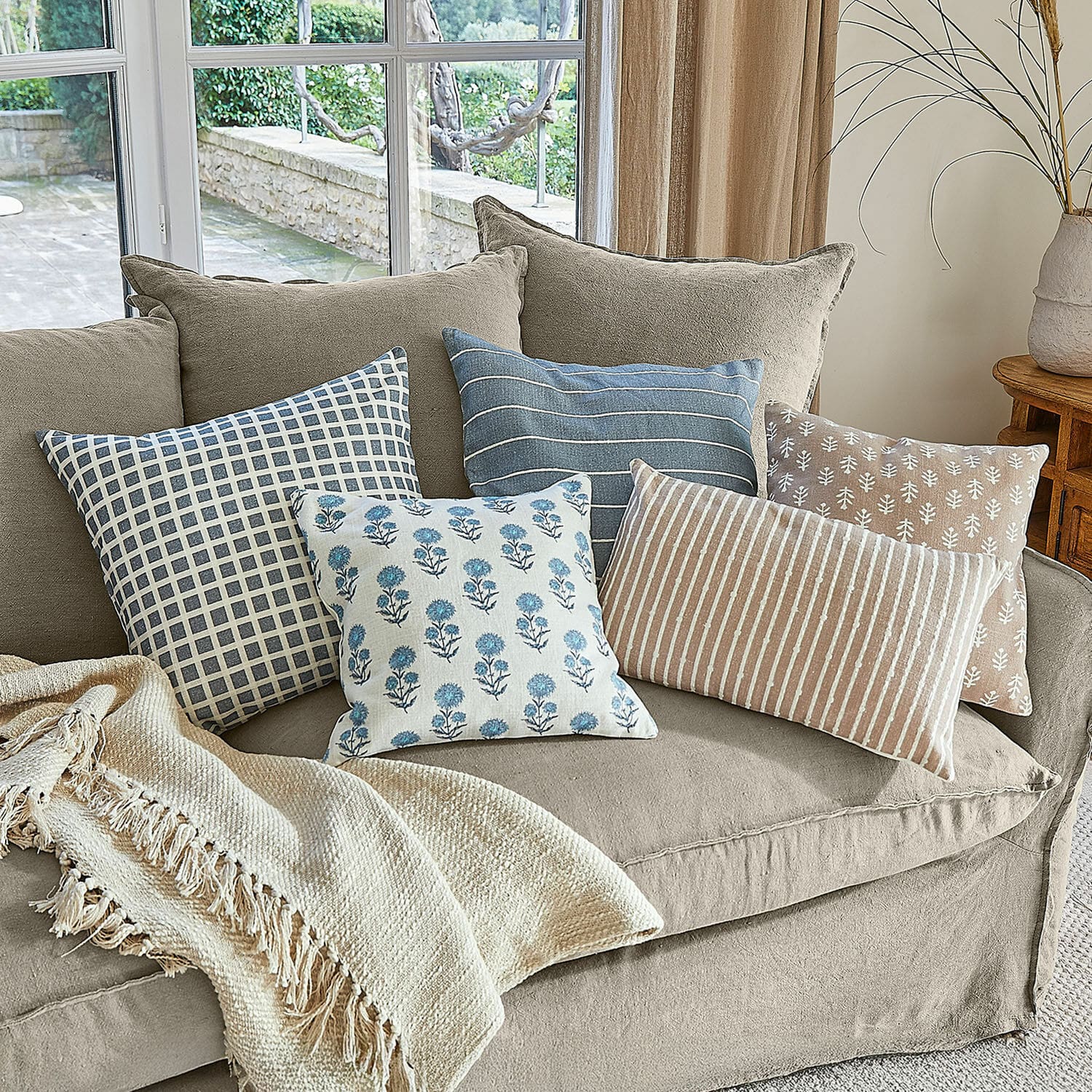Kissenhülle 5er Set Xantelle Beiges Sofa mit Baumwolldecke und dekorativen Kissen in Blau- und Beigetönen für Wohnzimmer