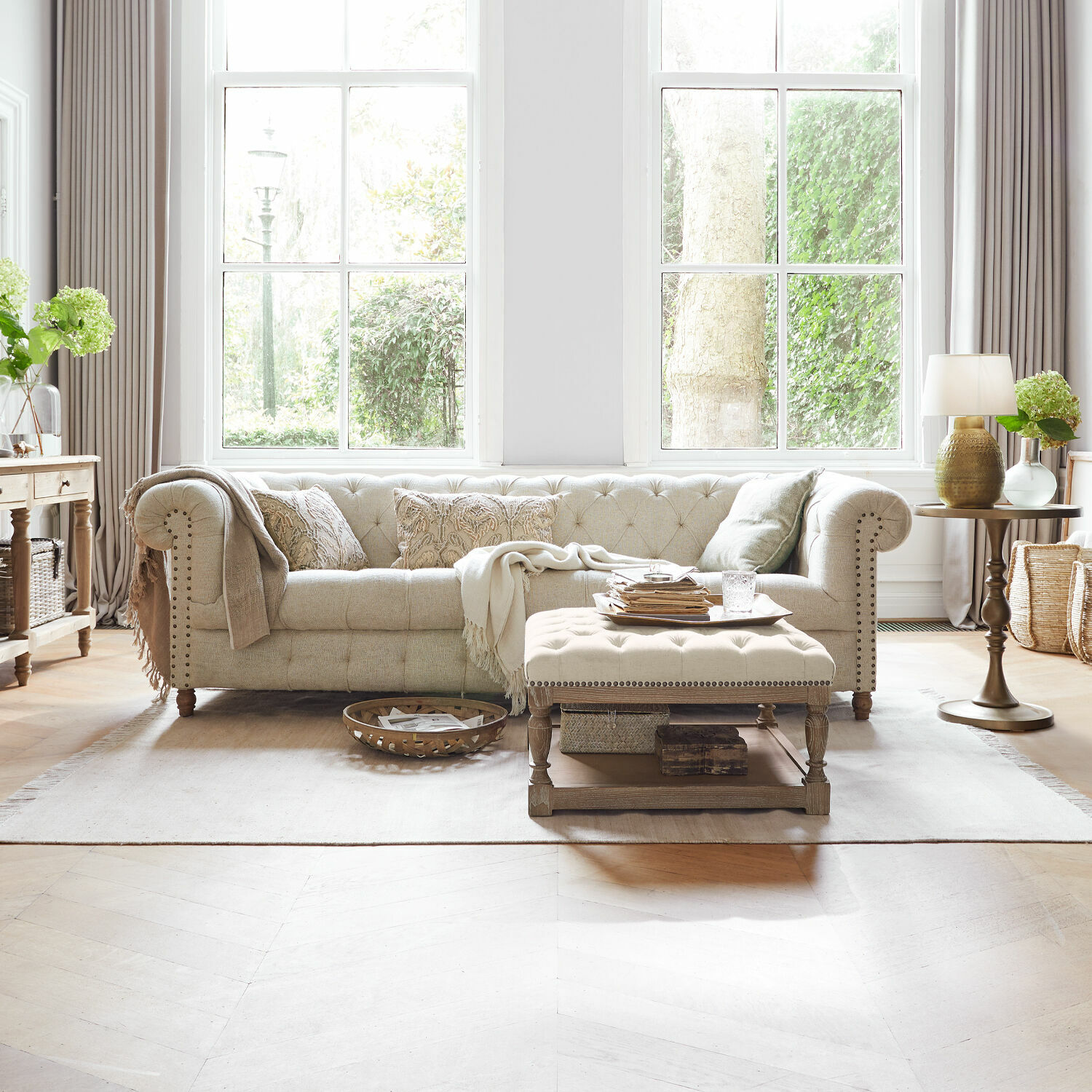 Sofa Parpeville Beige gepolsterte Stoffsofa mit dekorativen Kissen und Holzcouchtisch in hellem Wohnzimmer
