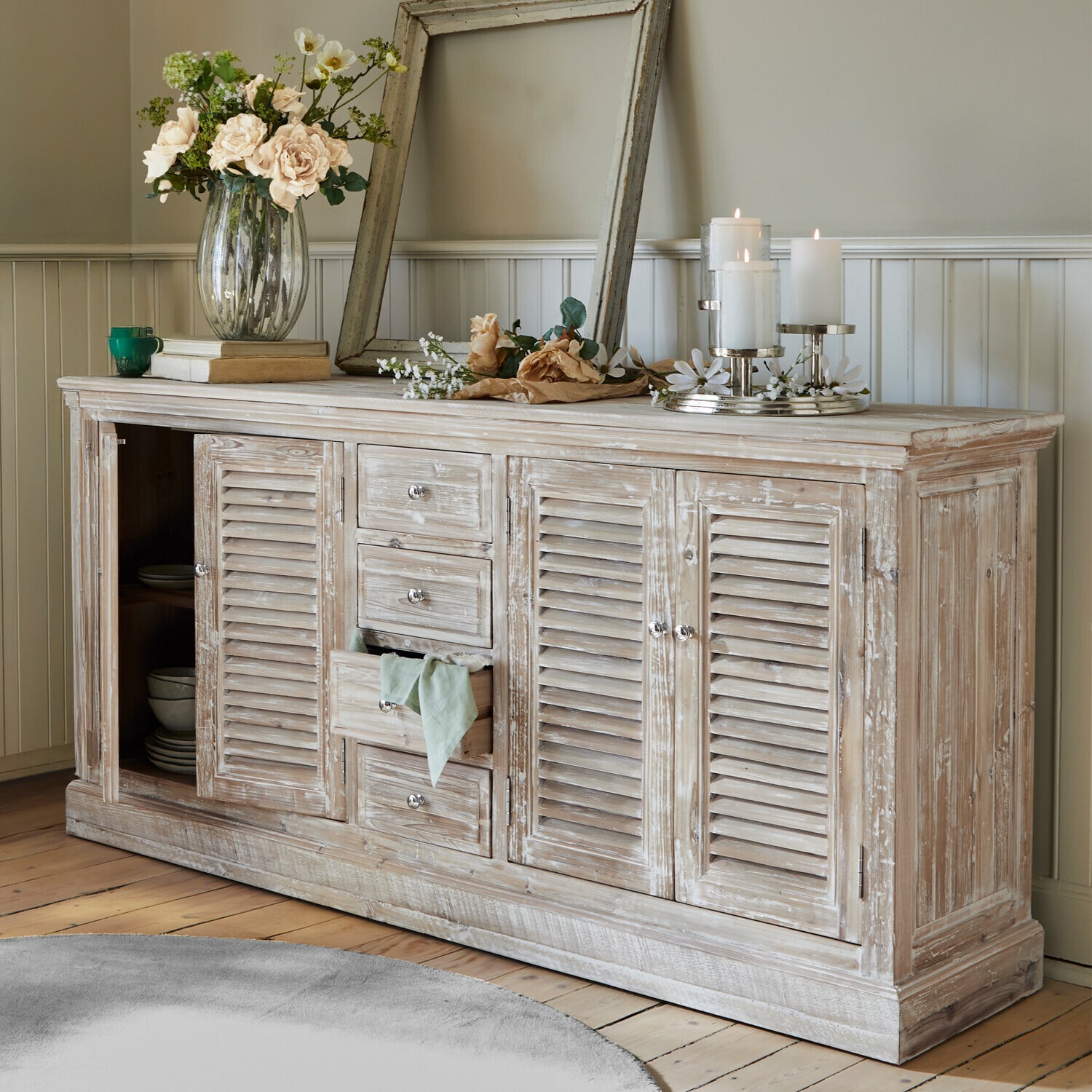 Kommode Houston Rustikales Sideboard aus Holz mit weiß gewischtem Finish, Dekorationen und Kerzen im Wohnzimmer