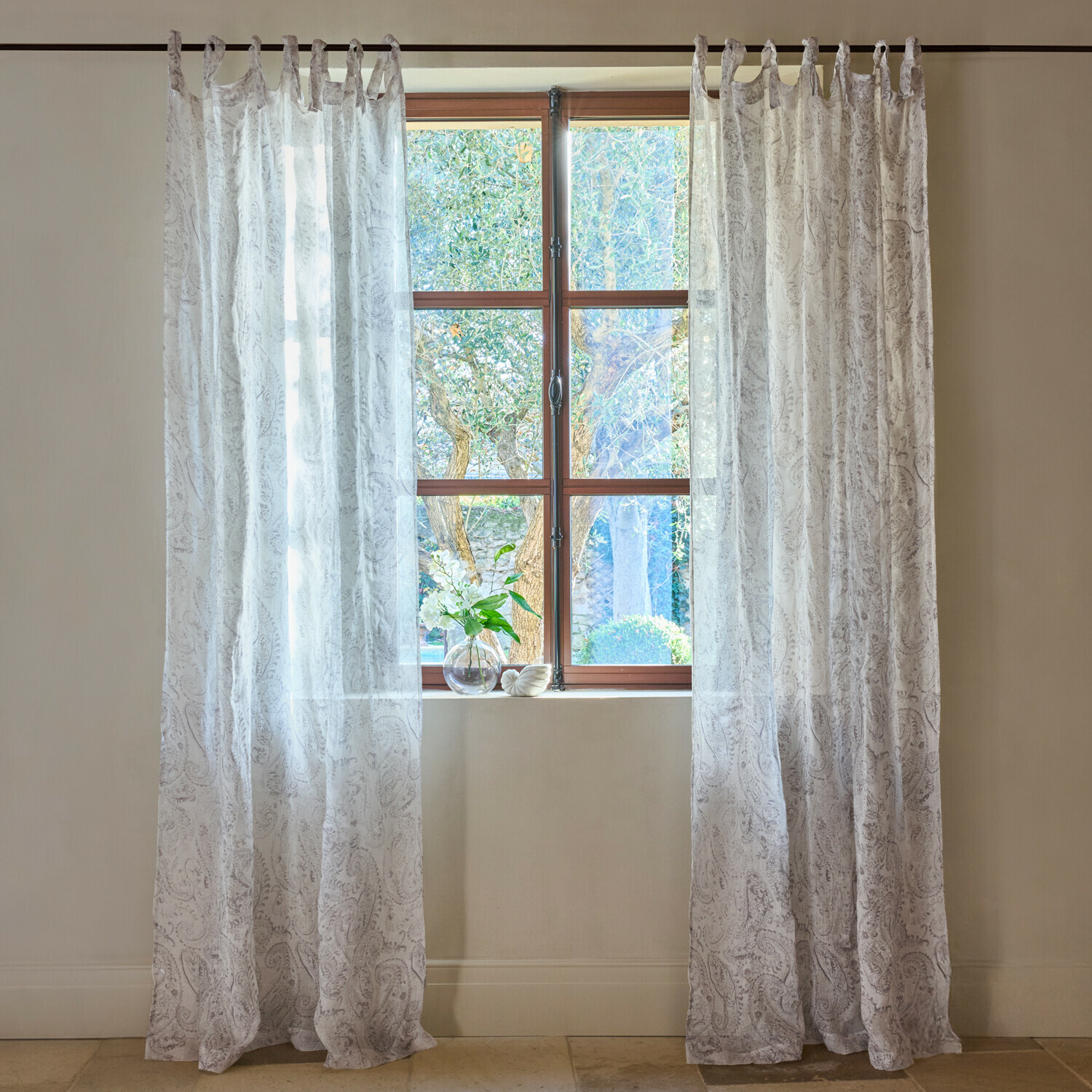 Gardine Tivoran Transparente weiße Vorhänge mit feinem Paisley-Muster am Fenster, helle Wohnraumdekoration