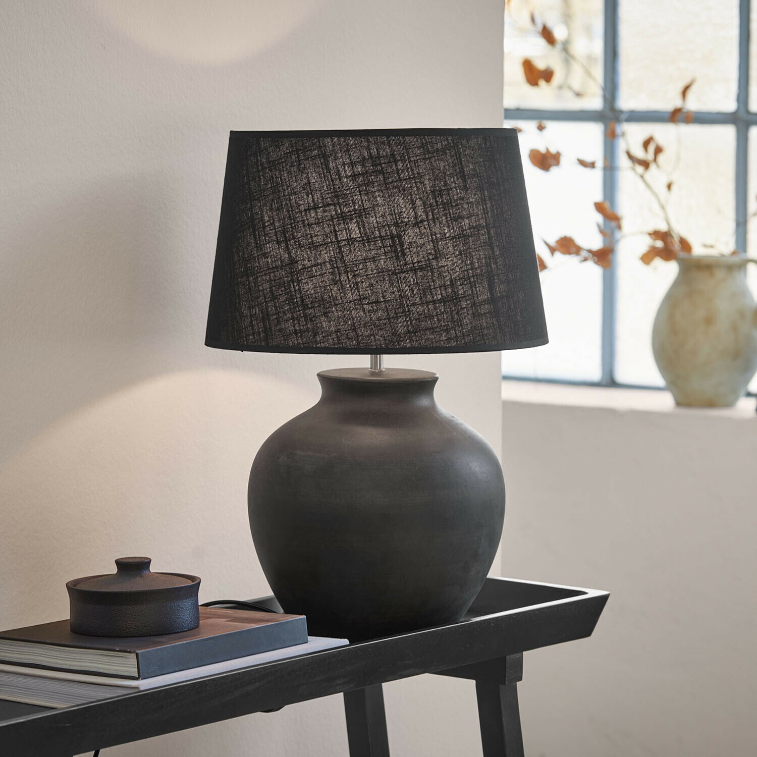 Tischlampe Branver Schwarze Keramik-Tischlampe mit Stoffschirm auf Tisch mit Büchern und Dekoration