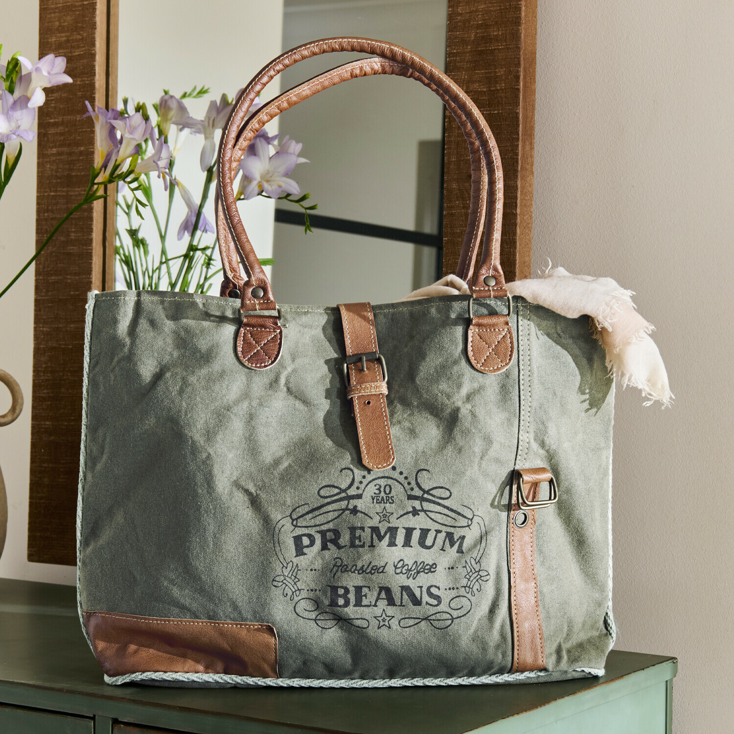 Tasche Staci Grüne Canvas-Tasche mit braunen Ledergriffen und Aufdruck Premium Coffee Beans
