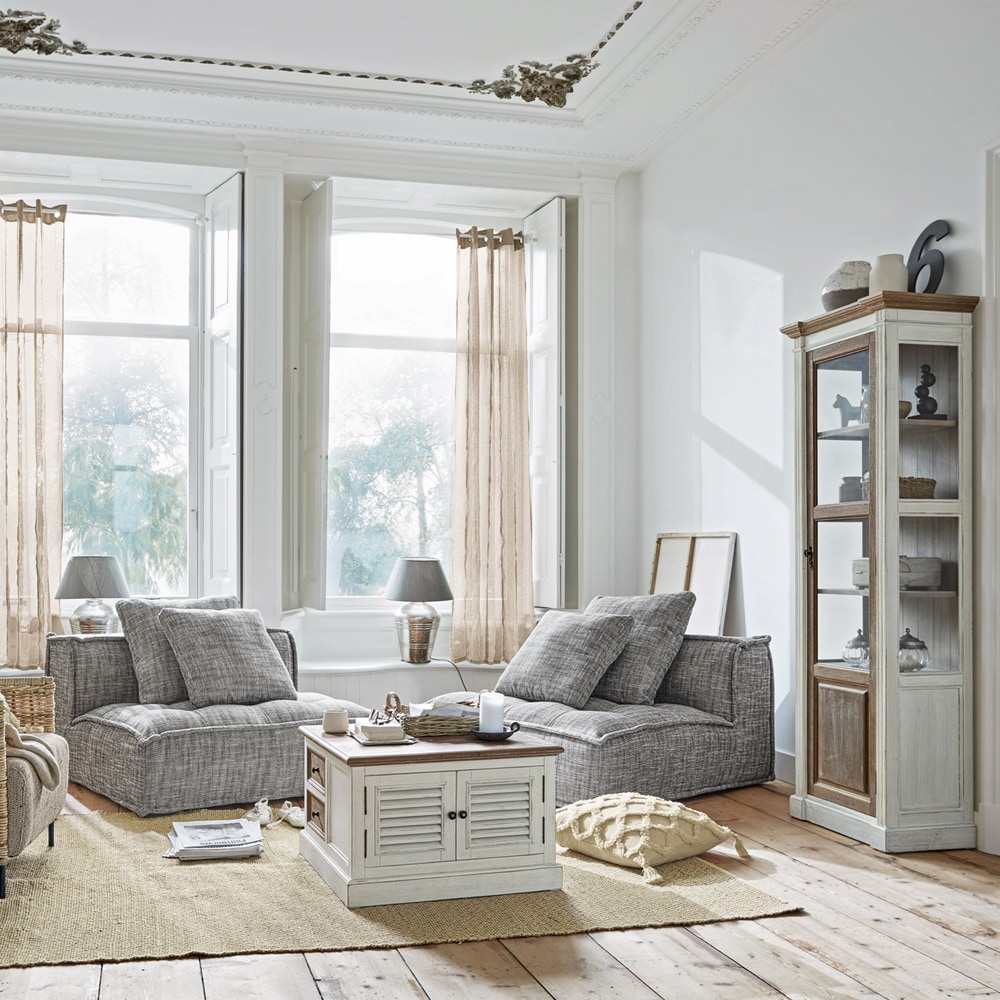 Helles Wohnzimmer mit grauen Sesseln und weißem Holzschrank auf Juteteppich, moderner skandinavischer Stil