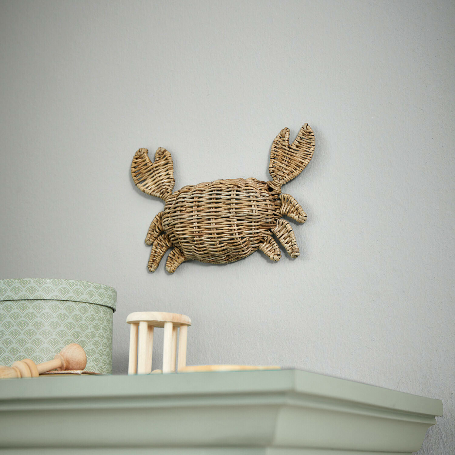 Wanddeko Krabbe aus natürlichem Rattan in hellem Raum, maritime Wohnaccessoire