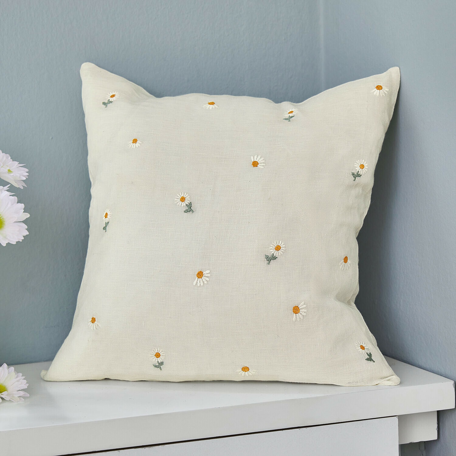 Kissenhülle Poppeline Beige Leinenkissen mit bestickten weißen und gelben Gänseblümchen, Wohnaccessoire