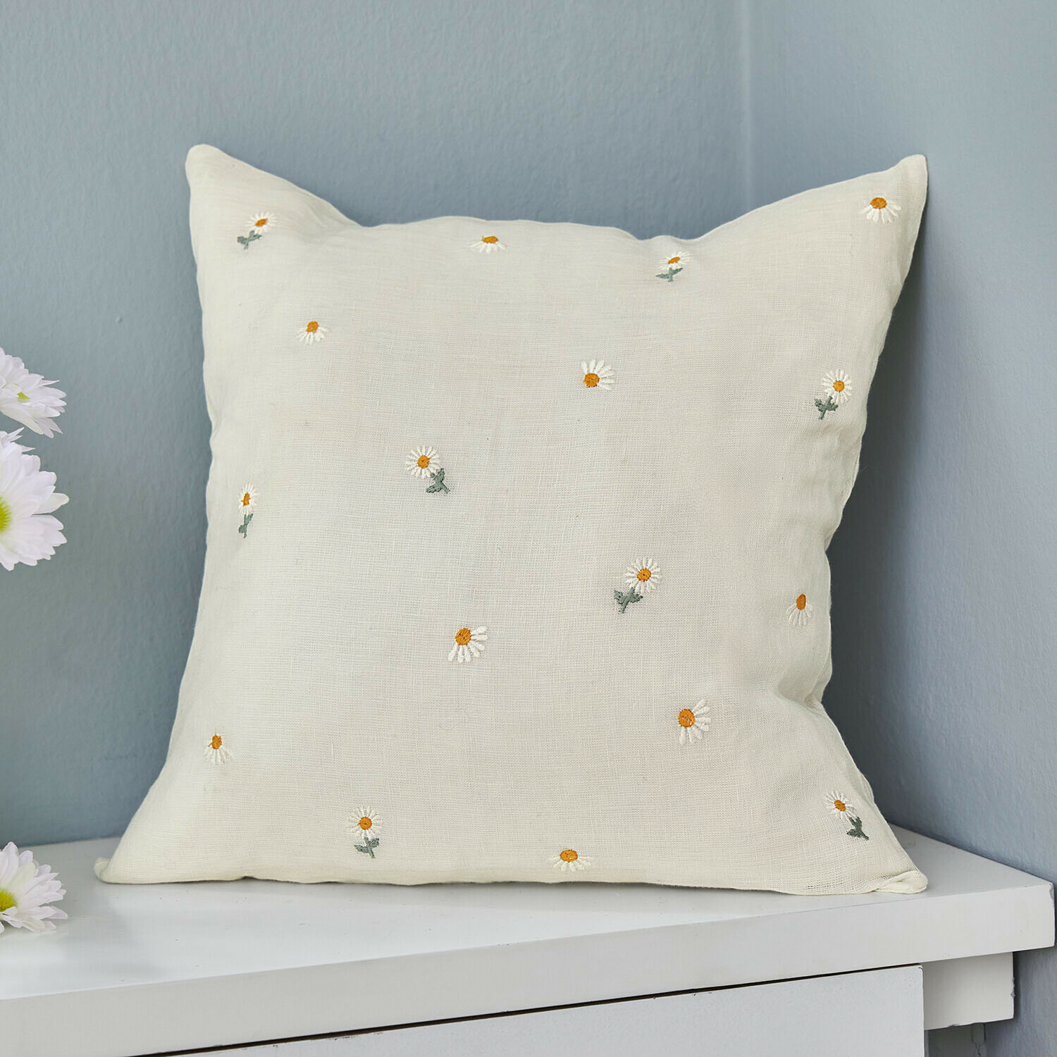 Kissenhülle Poppeline Beige Leinenkissen mit bestickten weißen und gelben Gänseblümchen, Wohnaccessoire
