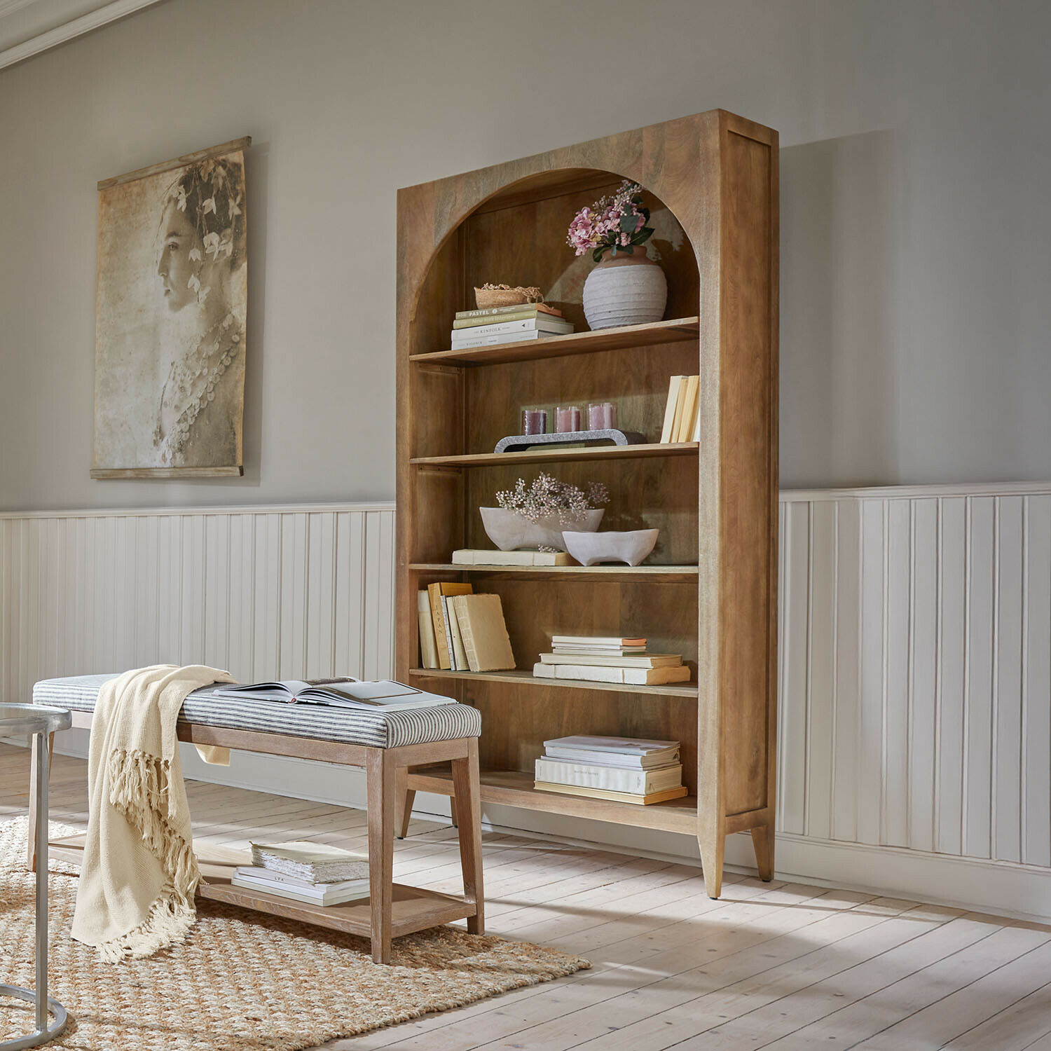 Helles Holzregal mit Bogenöffnung und Dekorationen, rustikaler Stil, Wohnzimmermöbel