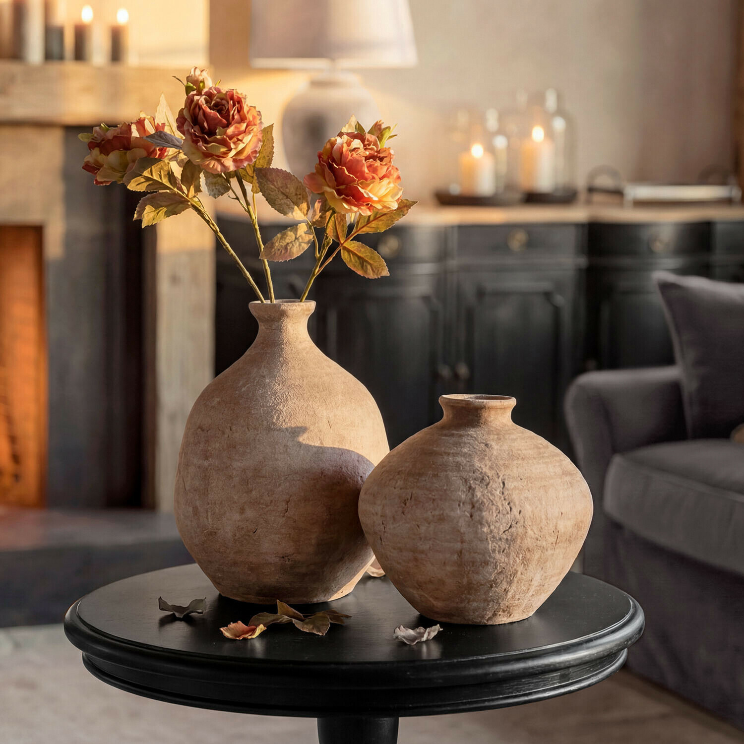 Deko-Vase 2er Set Kelvador Zwei rustikale beige Keramikvasen auf schwarzem Tisch mit dekorativen Blumen