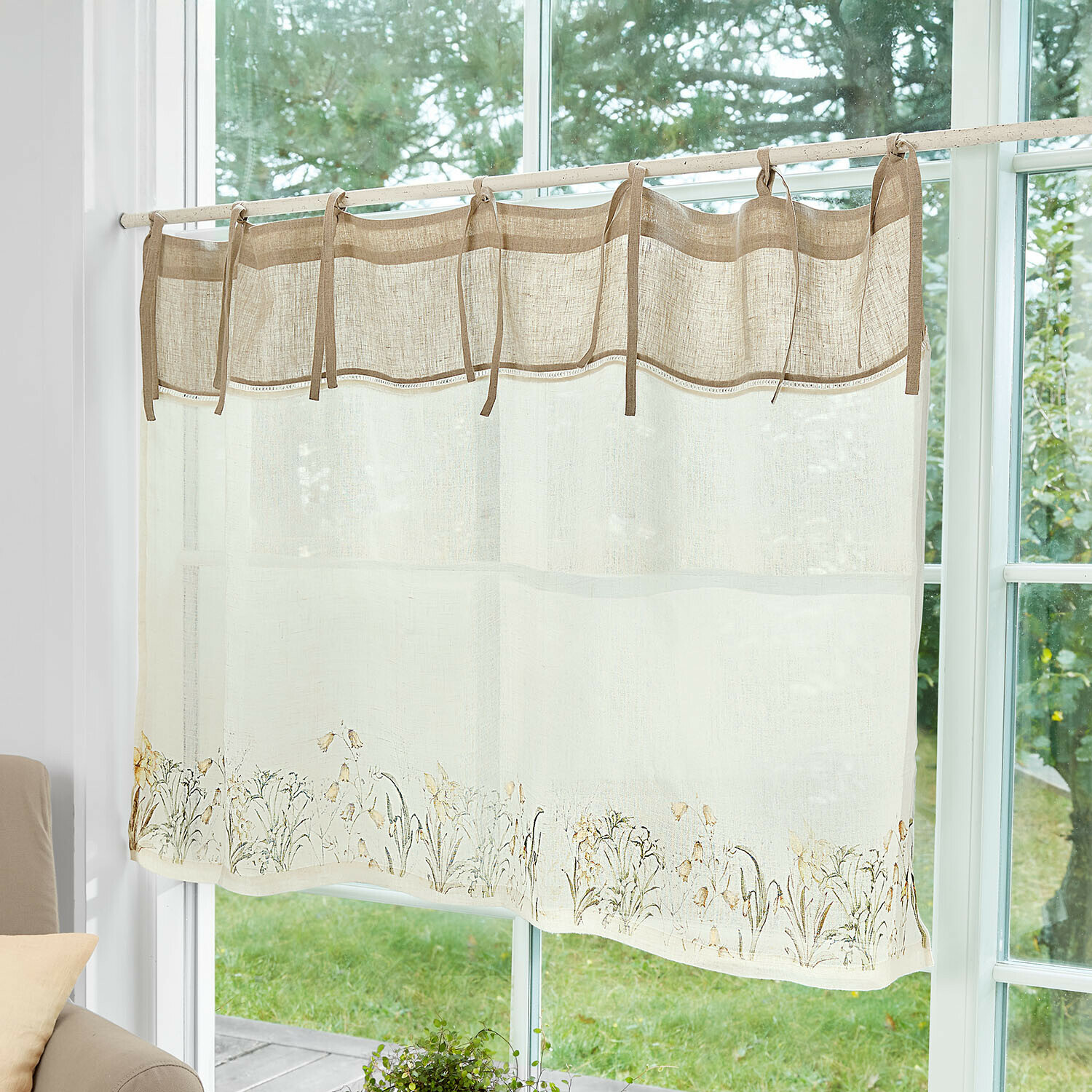 Beige Leinenvorhang mit floralem Muster und Schlaufen zum Binden für gemütliches Wohnzimmer