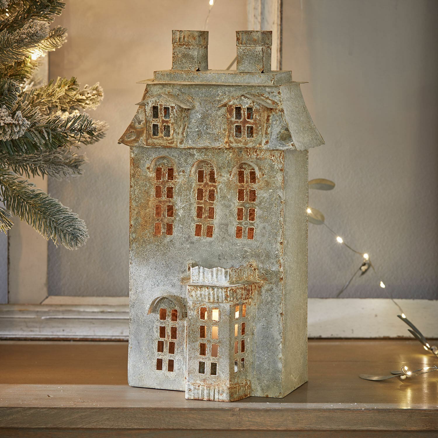 Metall-Dekoration in Hausform mit Fenstern und Dach in antik-silberner Farbe, LED-Weihnachtsbeleuchtung