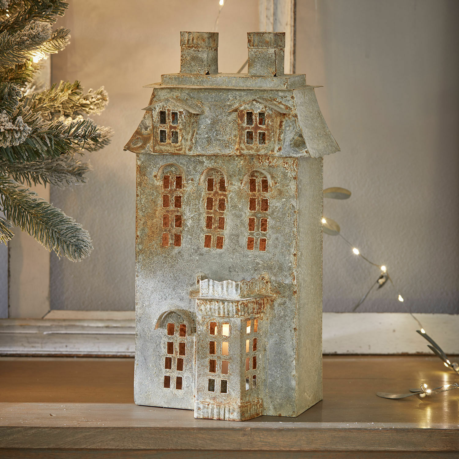 Teelichthalter Havnsen Metall-Dekoration in Hausform mit Fenstern und Dach in antik-silberner Farbe, LED-Weihnachtsbeleuchtung